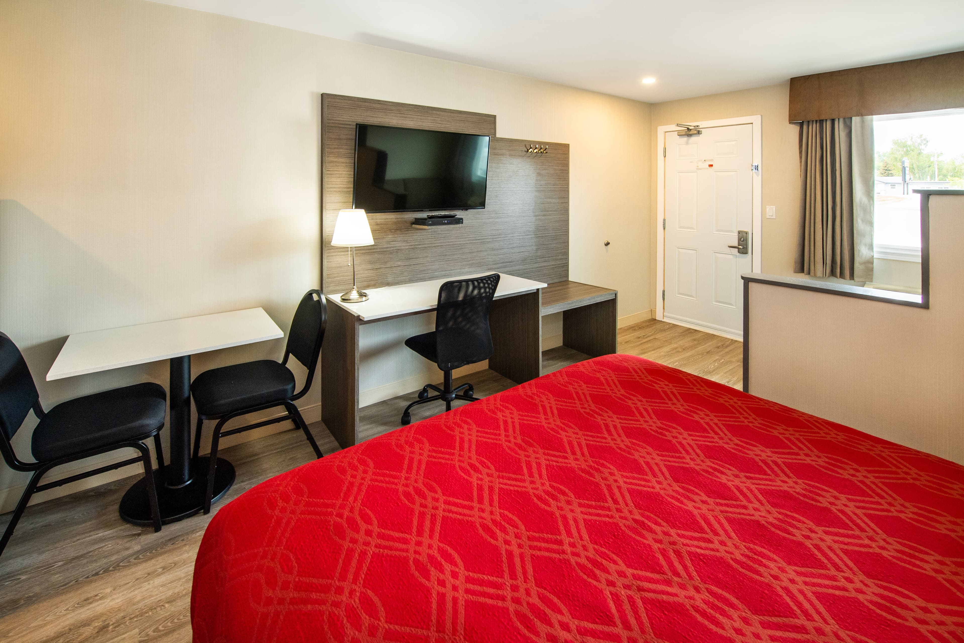 Econo Lodge Inn & Suites — 16