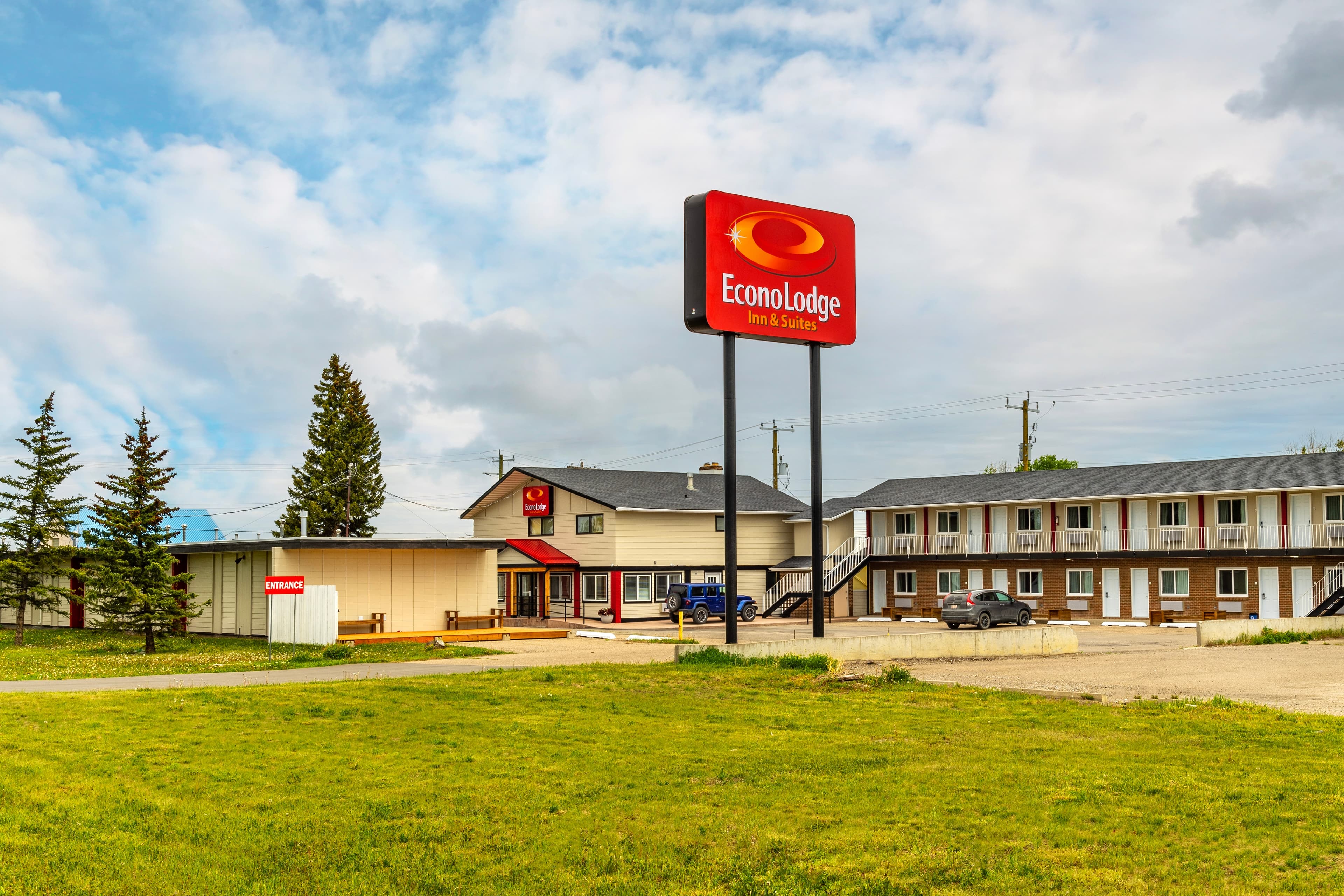 Econo Lodge Inn & Suites - Image 1