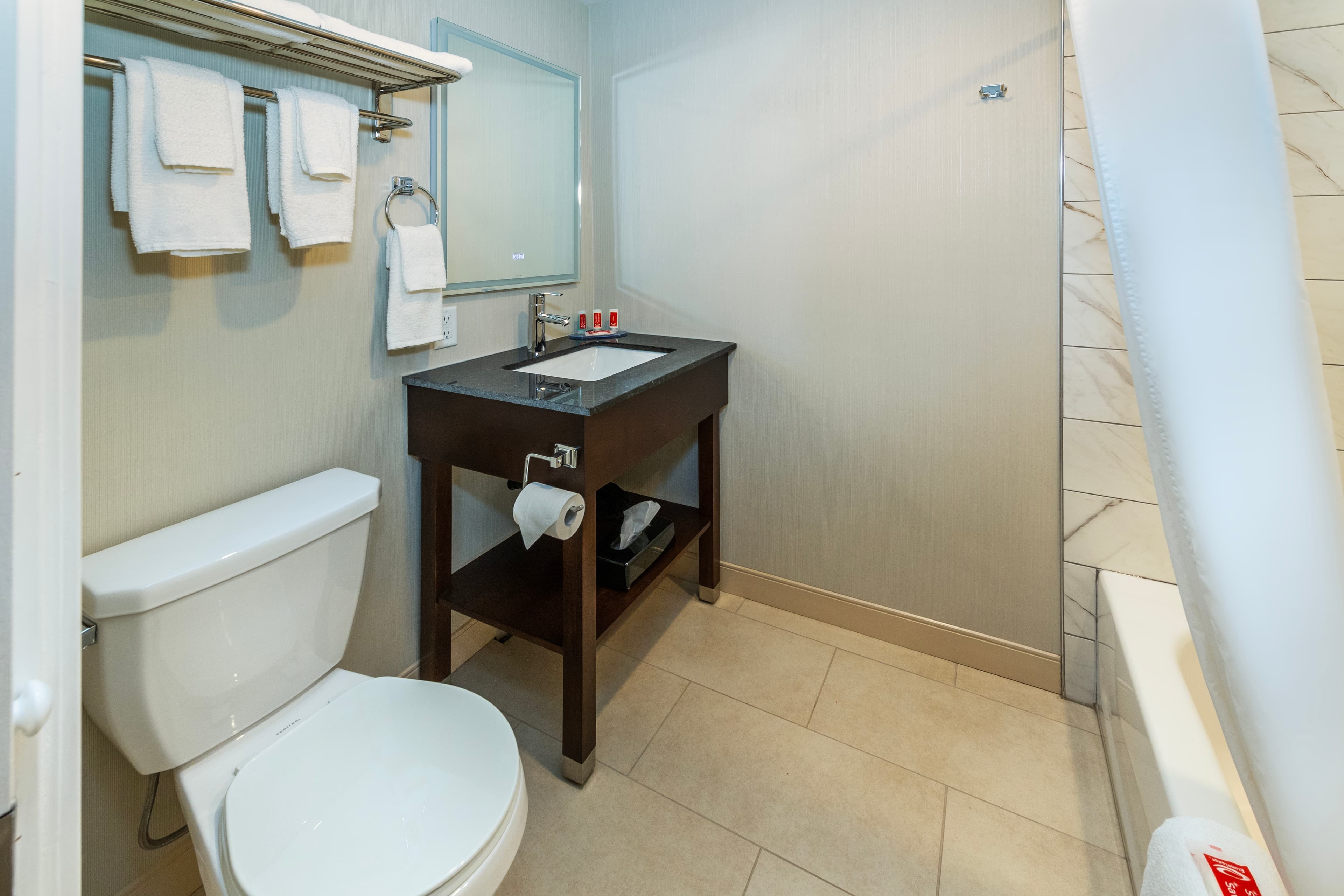 Econo Lodge Inn & Suites - Image 5