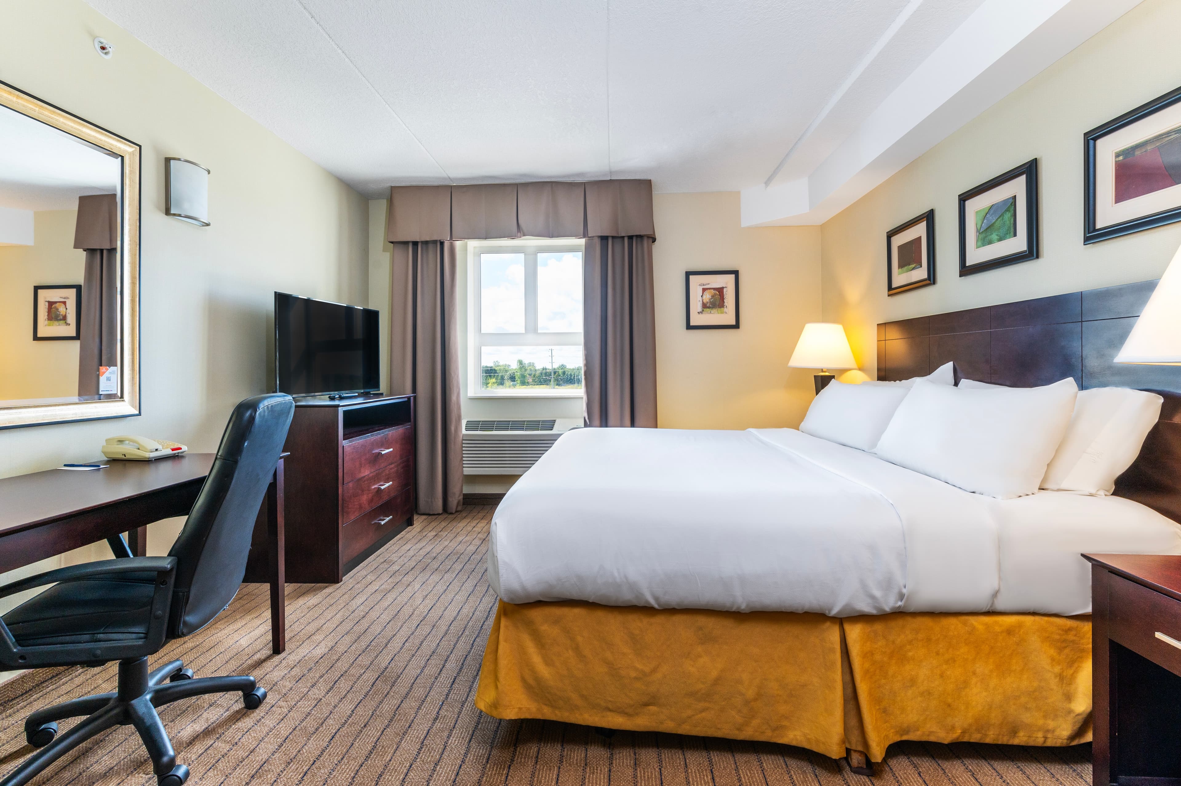 Comfort Inn & Suites - Image 2
