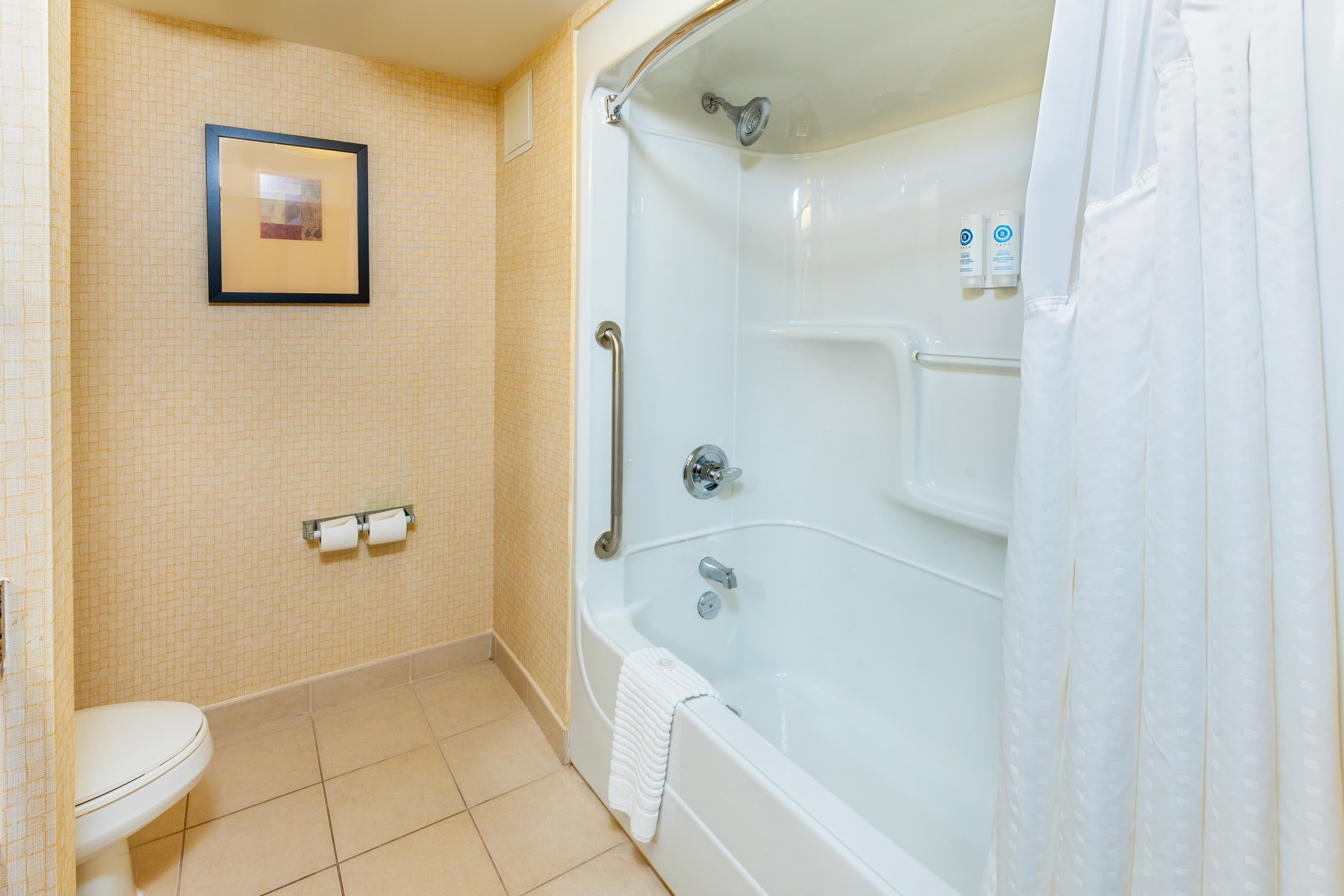 Comfort Inn & Suites - Image 4