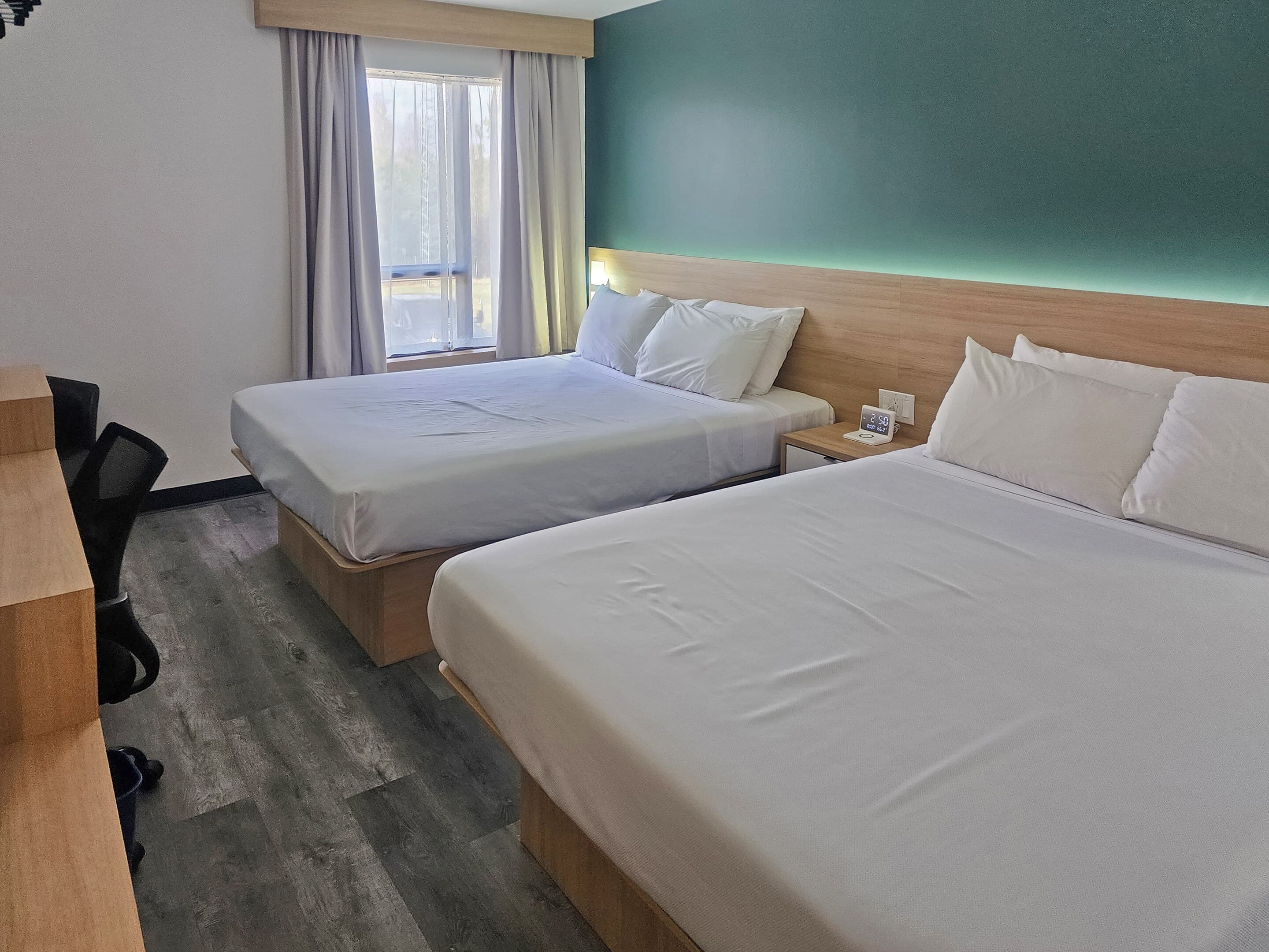 Econo Lodge - Image 5