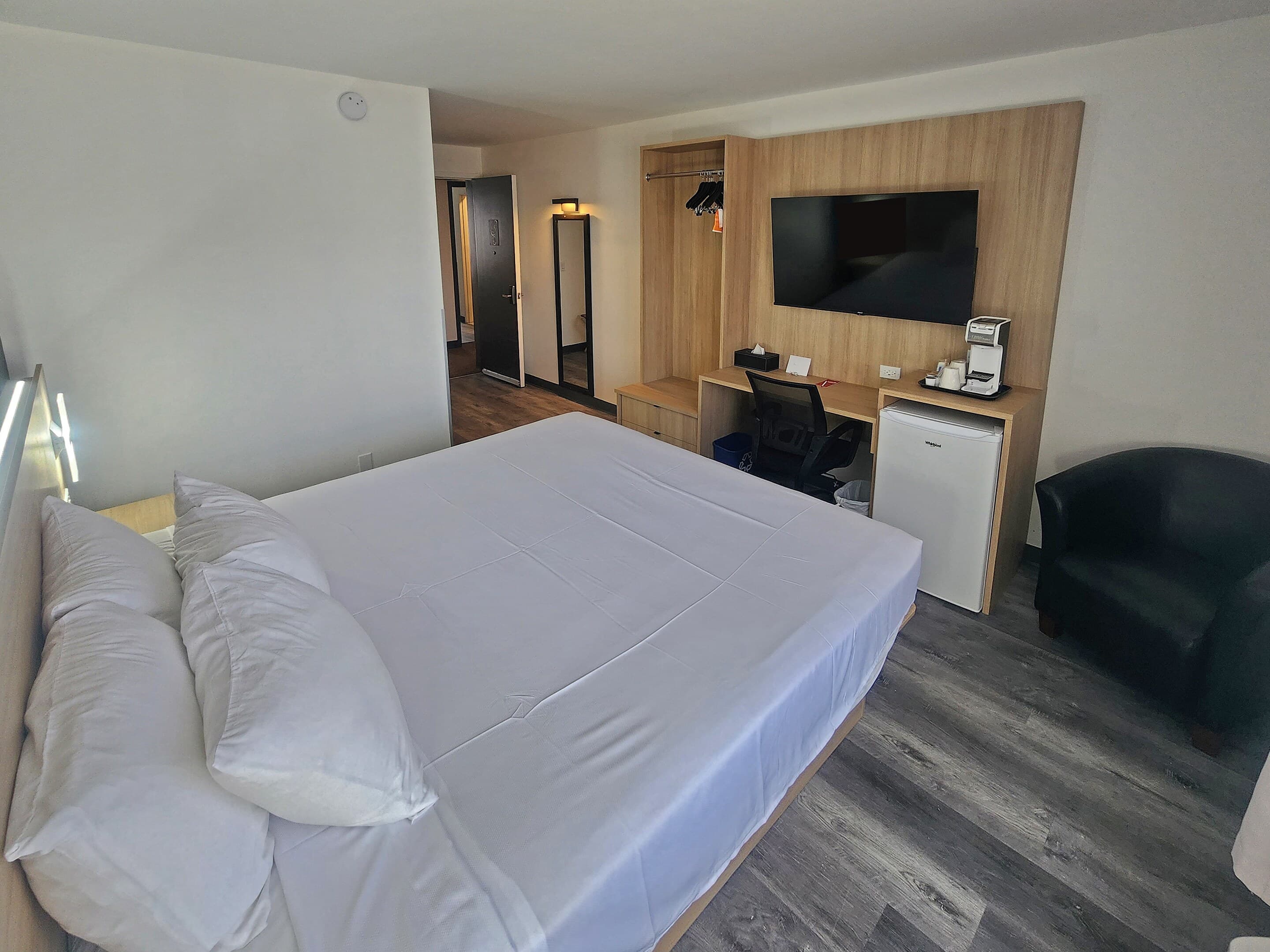 Econo Lodge - Image 3
