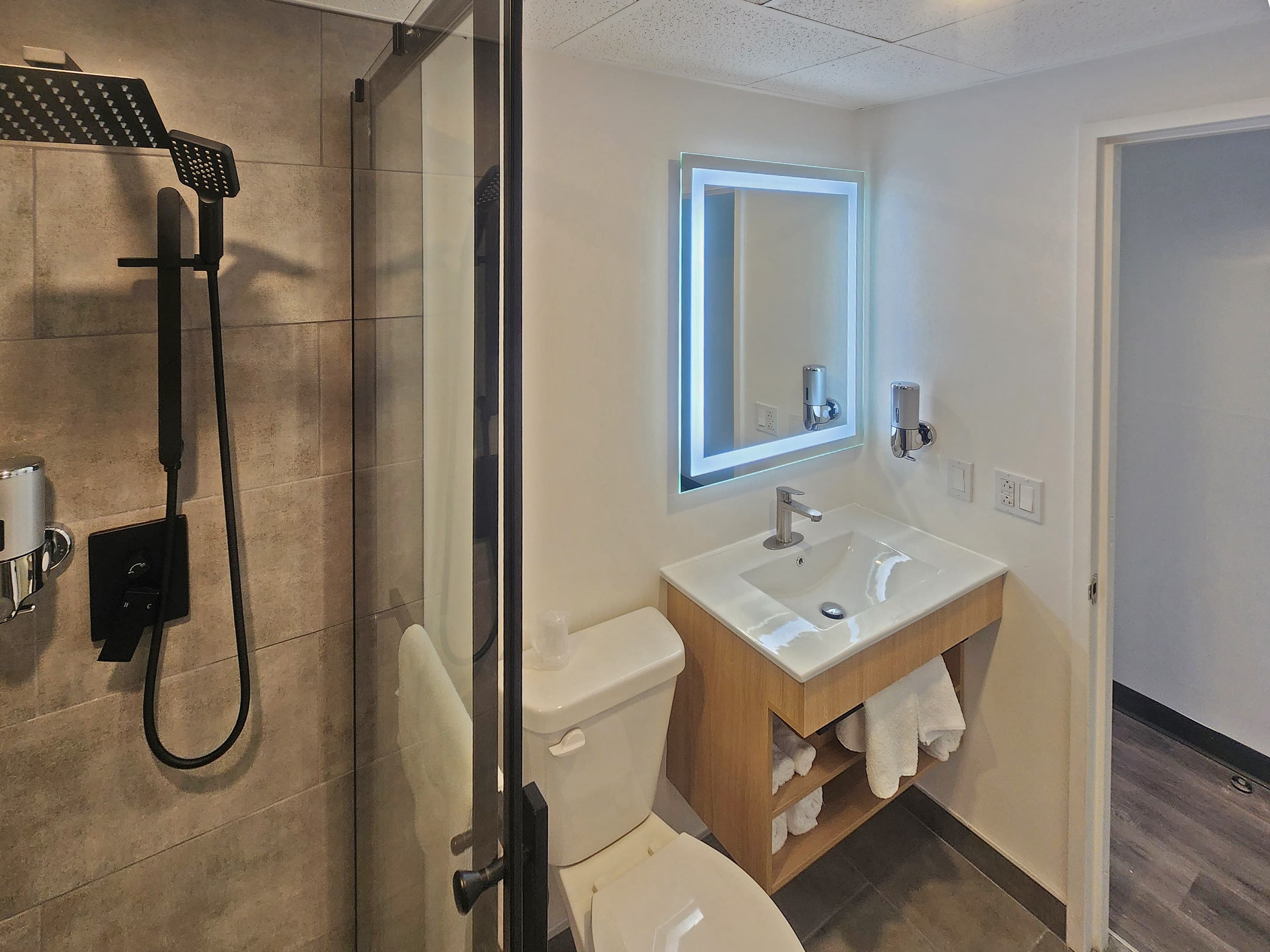 Econo Lodge - Image 4