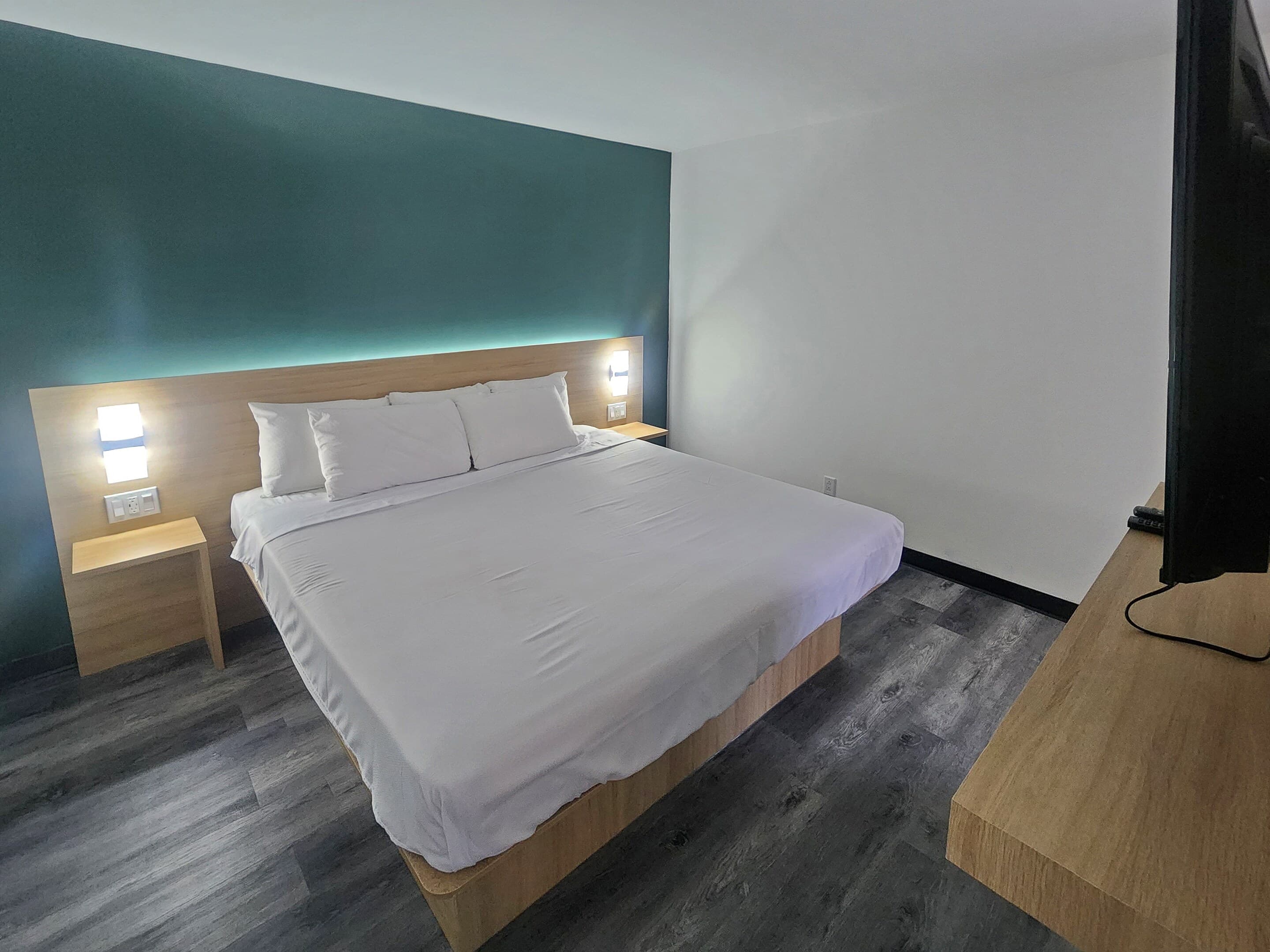 Econo Lodge - Image 2