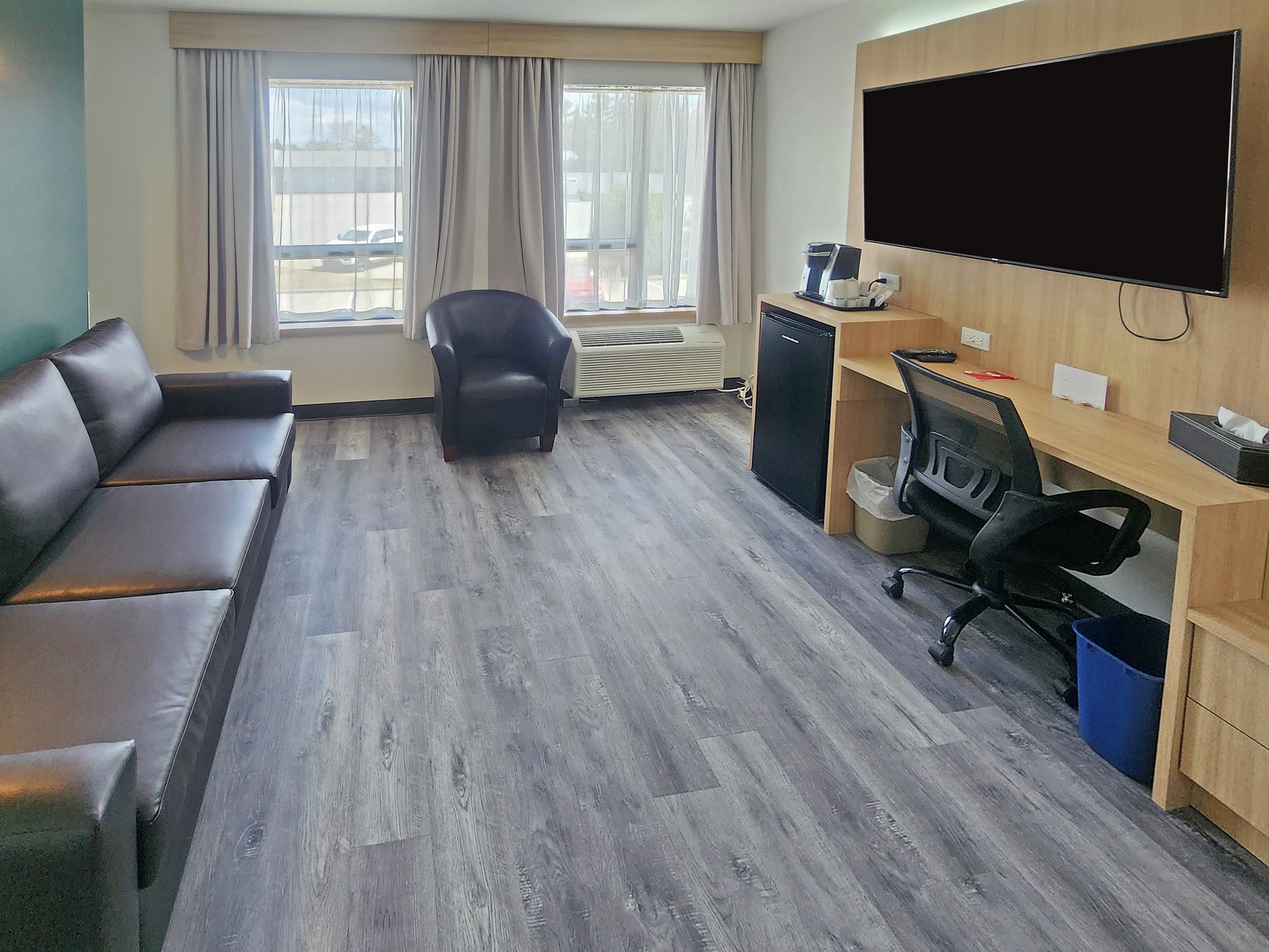 Econo Lodge — 9