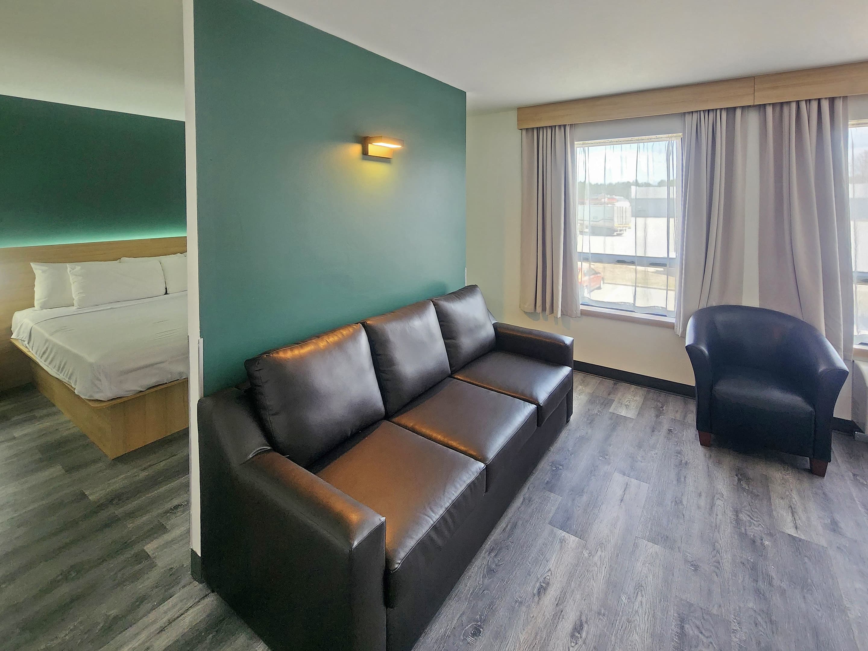 Econo Lodge — 10