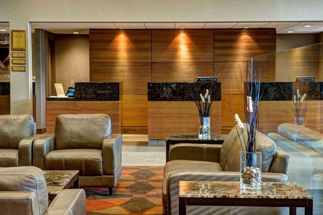 Radisson Hotel & Suites Fort McMurray - Image 1