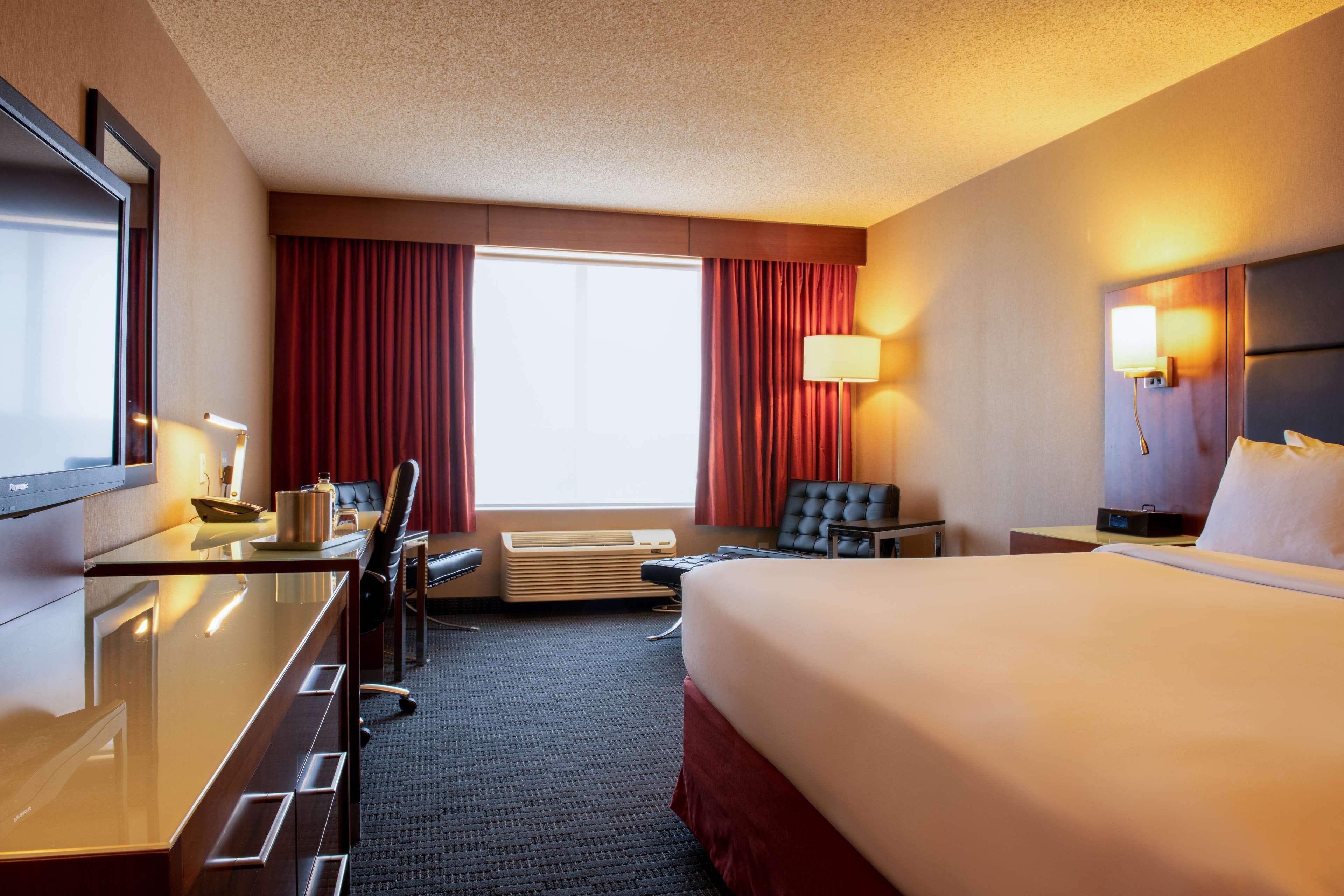 Radisson Hotel & Suites Fort McMurray - Image 2