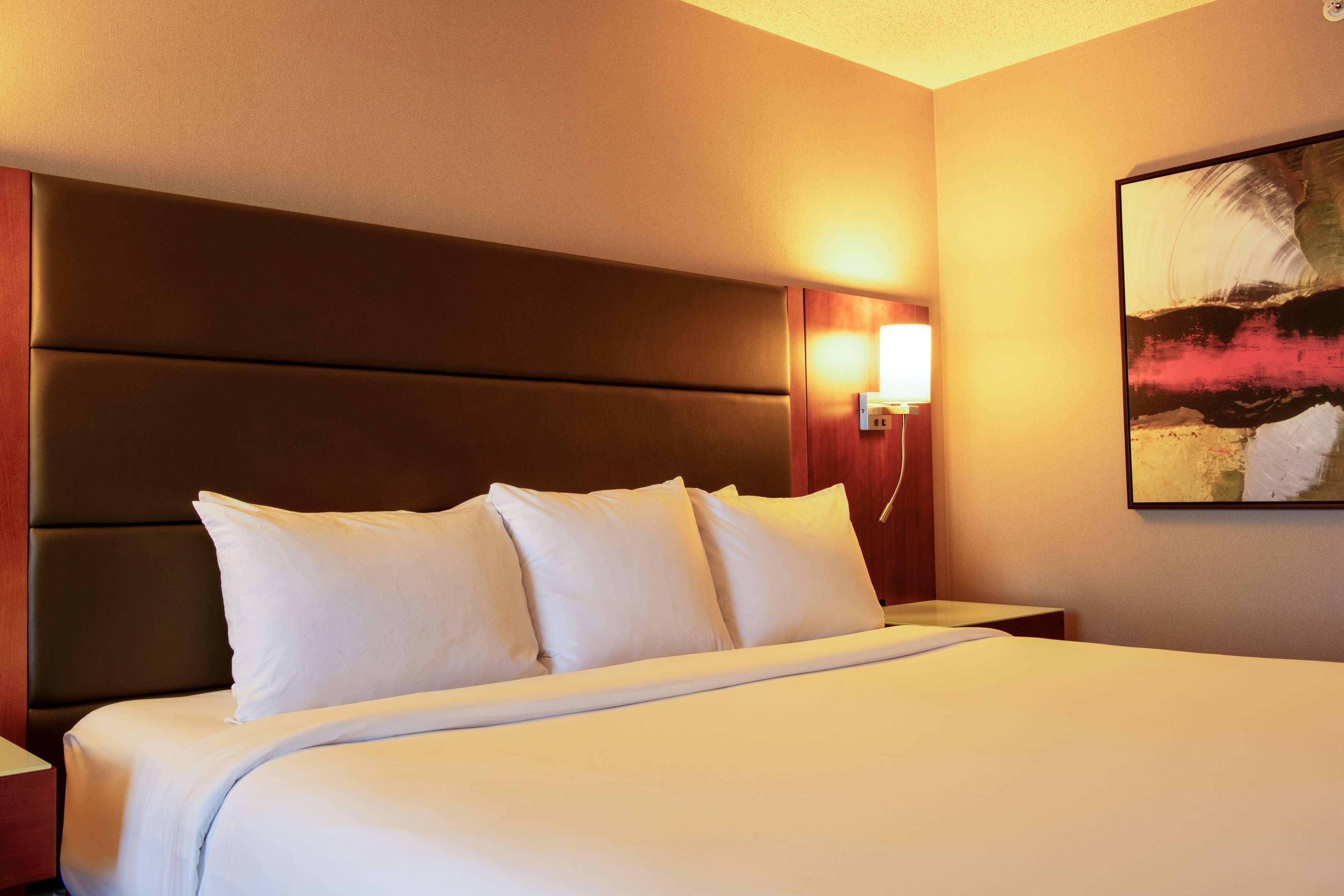 Radisson Hotel & Suites Fort McMurray - Image 3