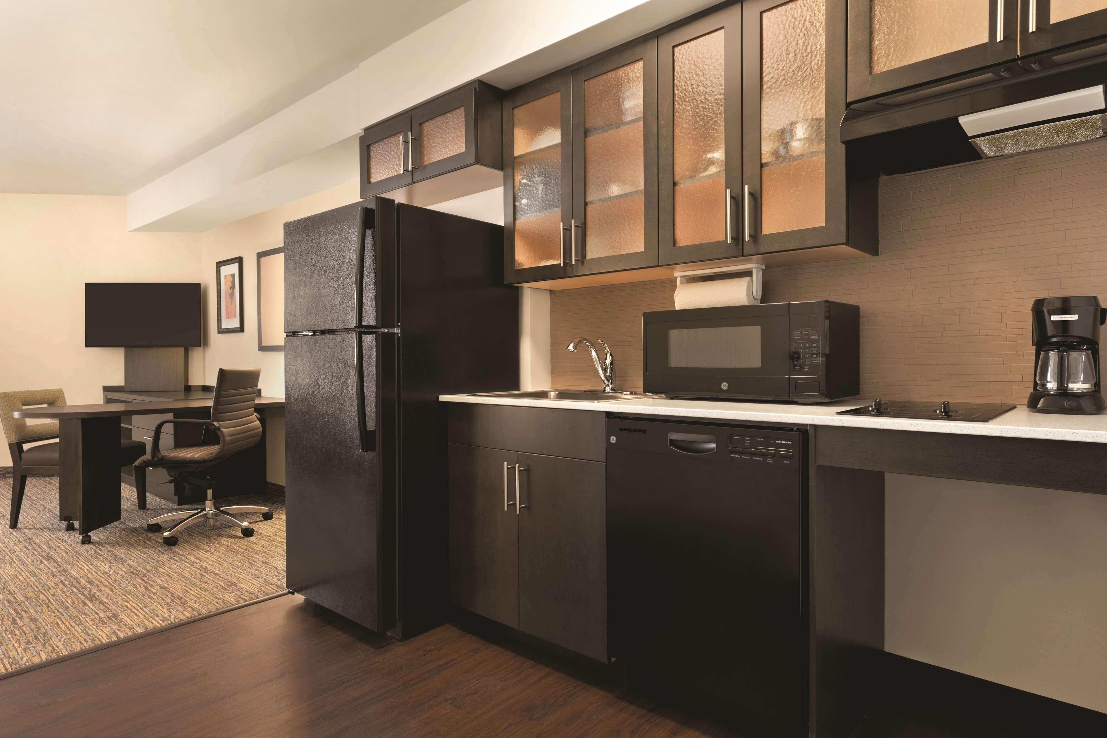 Park Inn by Radisson, Calgary Airport North, AB — 10