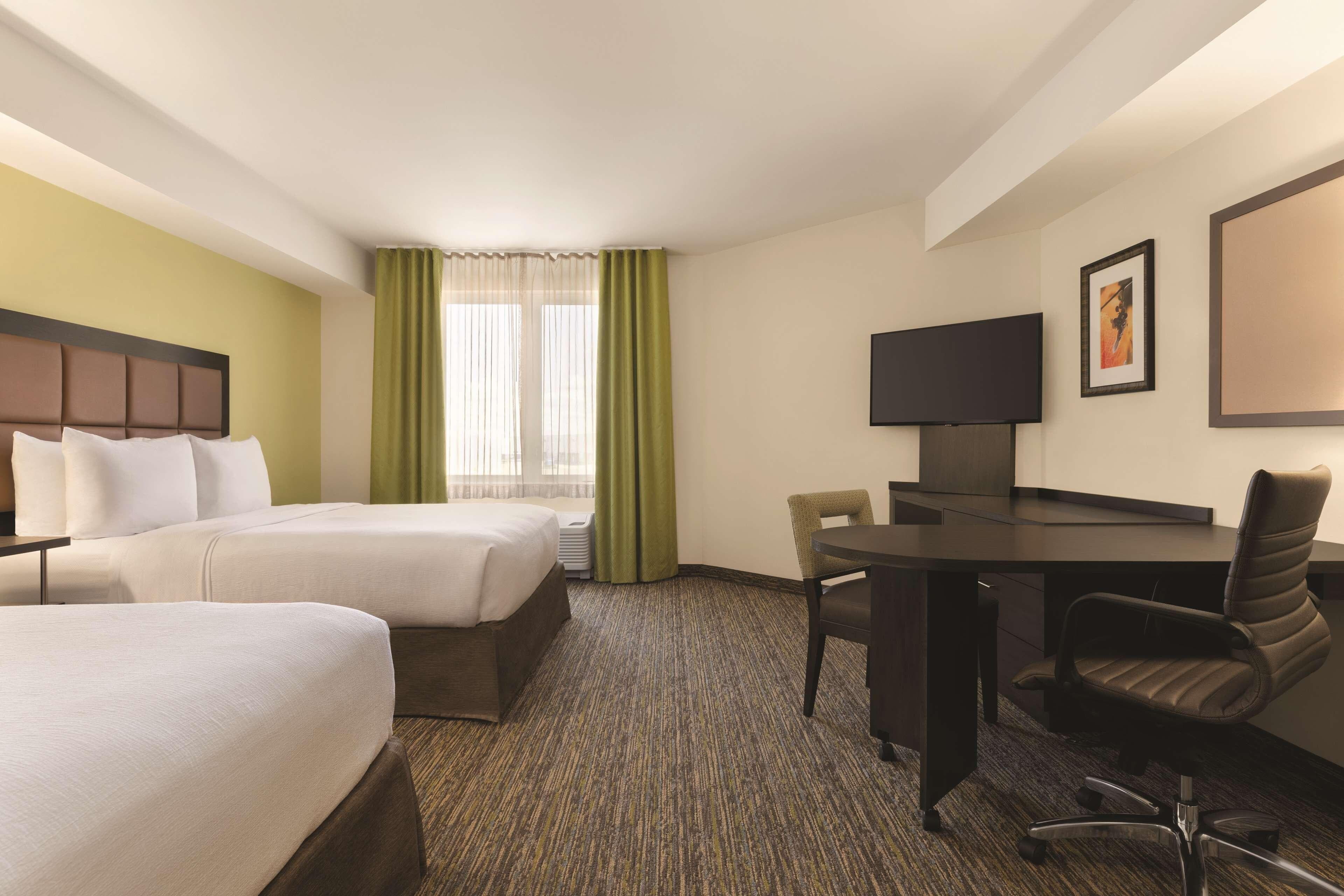 Park Inn by Radisson, Calgary Airport North, AB — 11