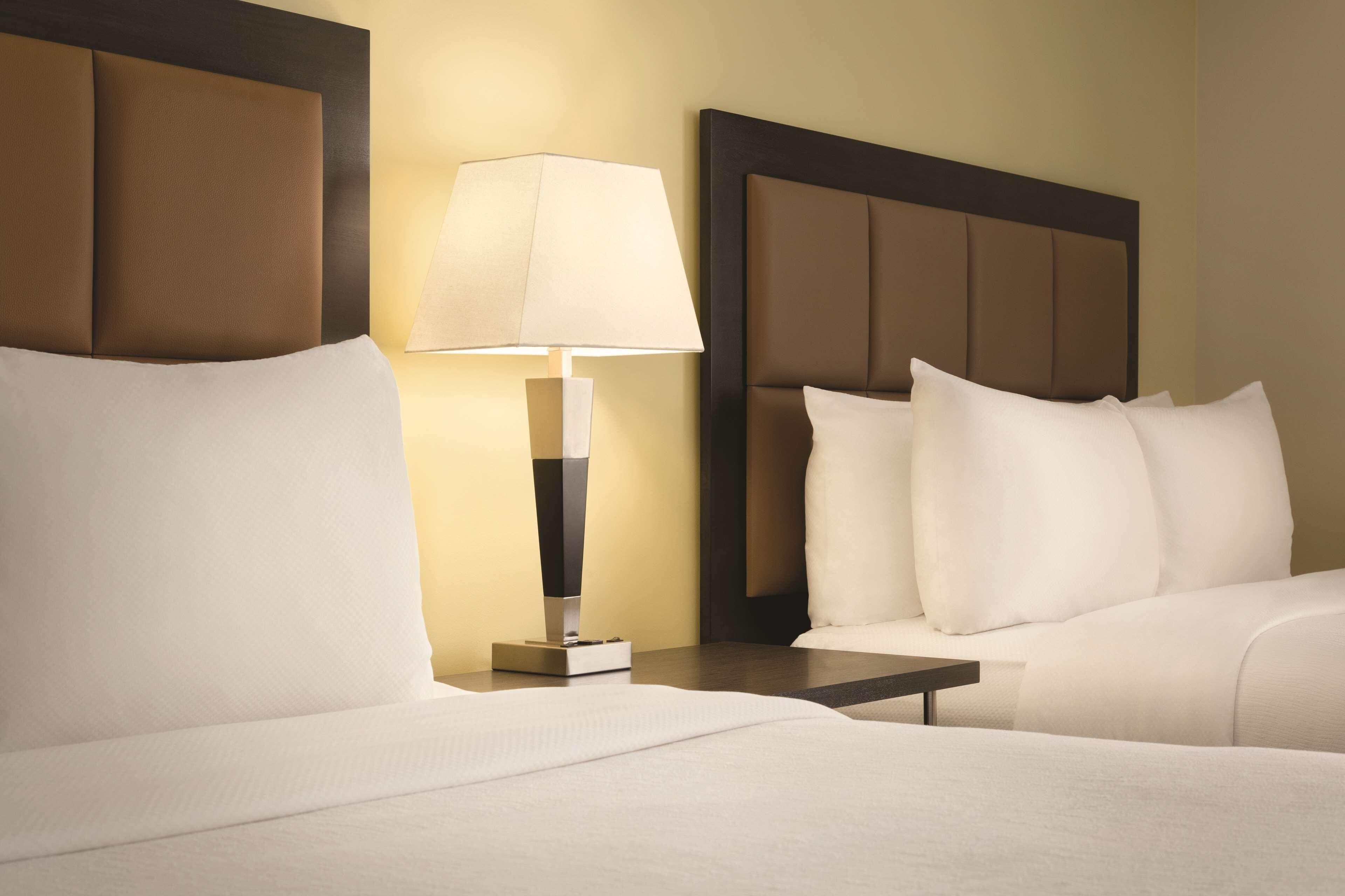 Park Inn by Radisson, Calgary Airport North, AB — 9