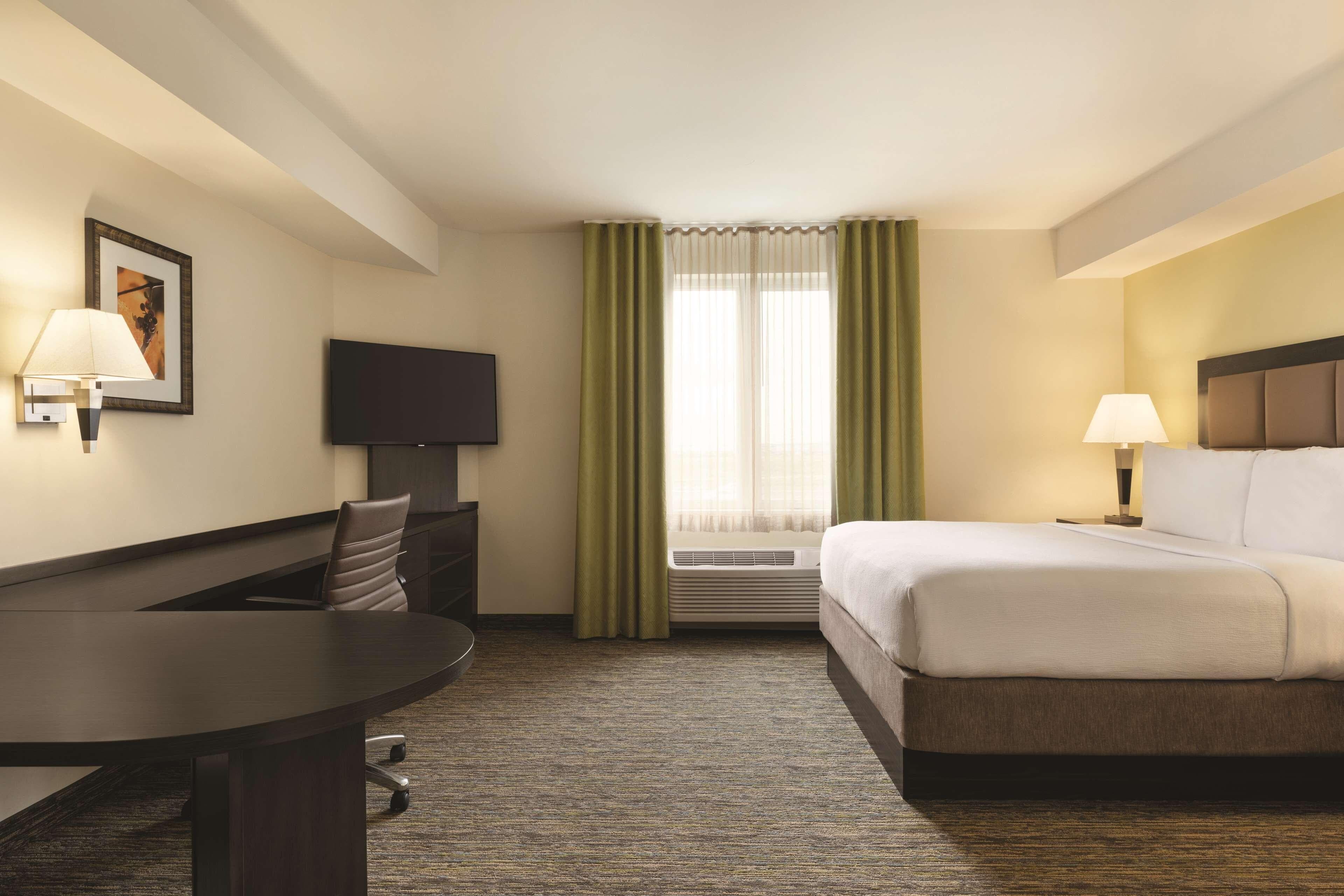 Park Inn by Radisson, Calgary Airport North, AB — 6
