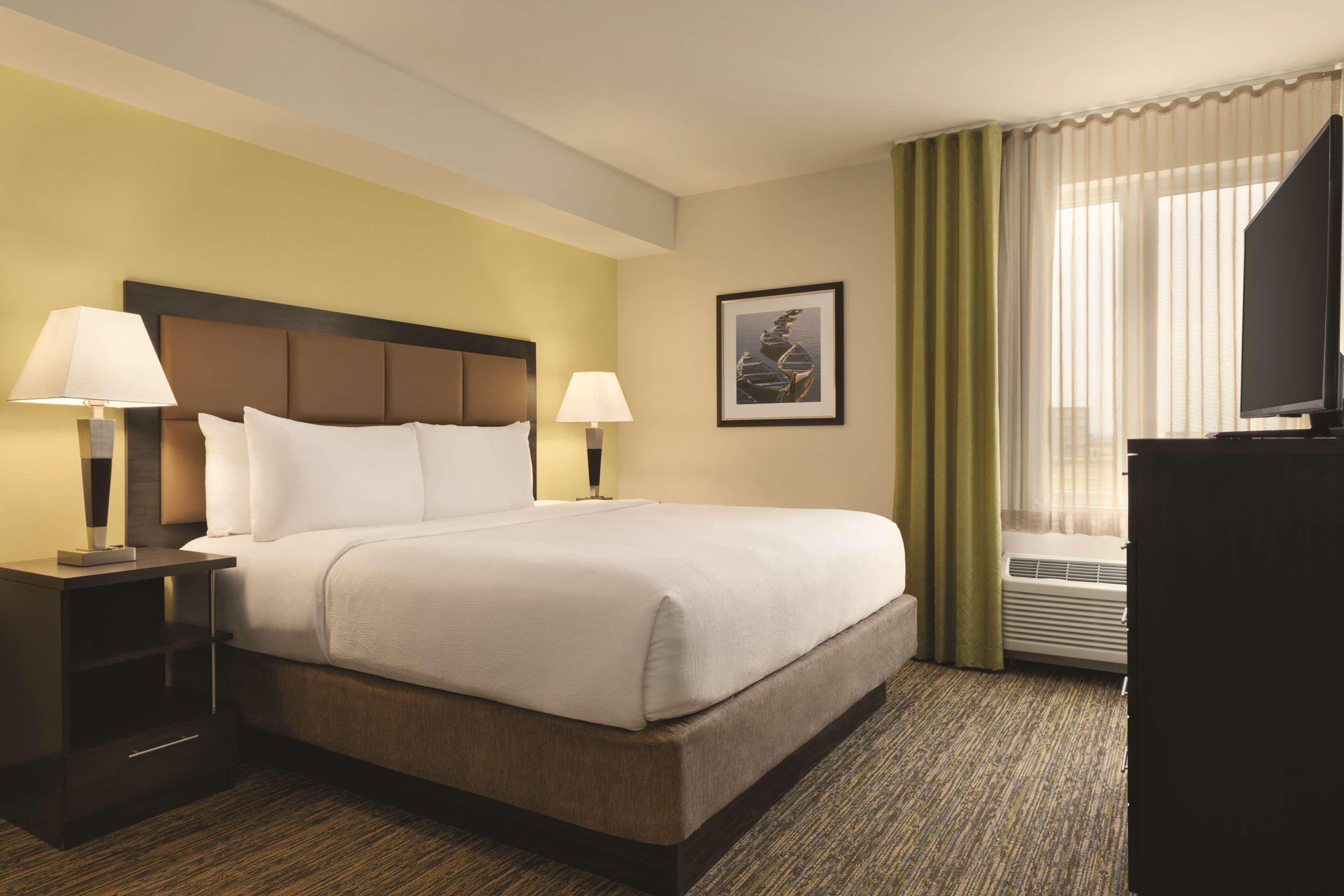 Park Inn by Radisson, Calgary Airport North, AB - Image 2