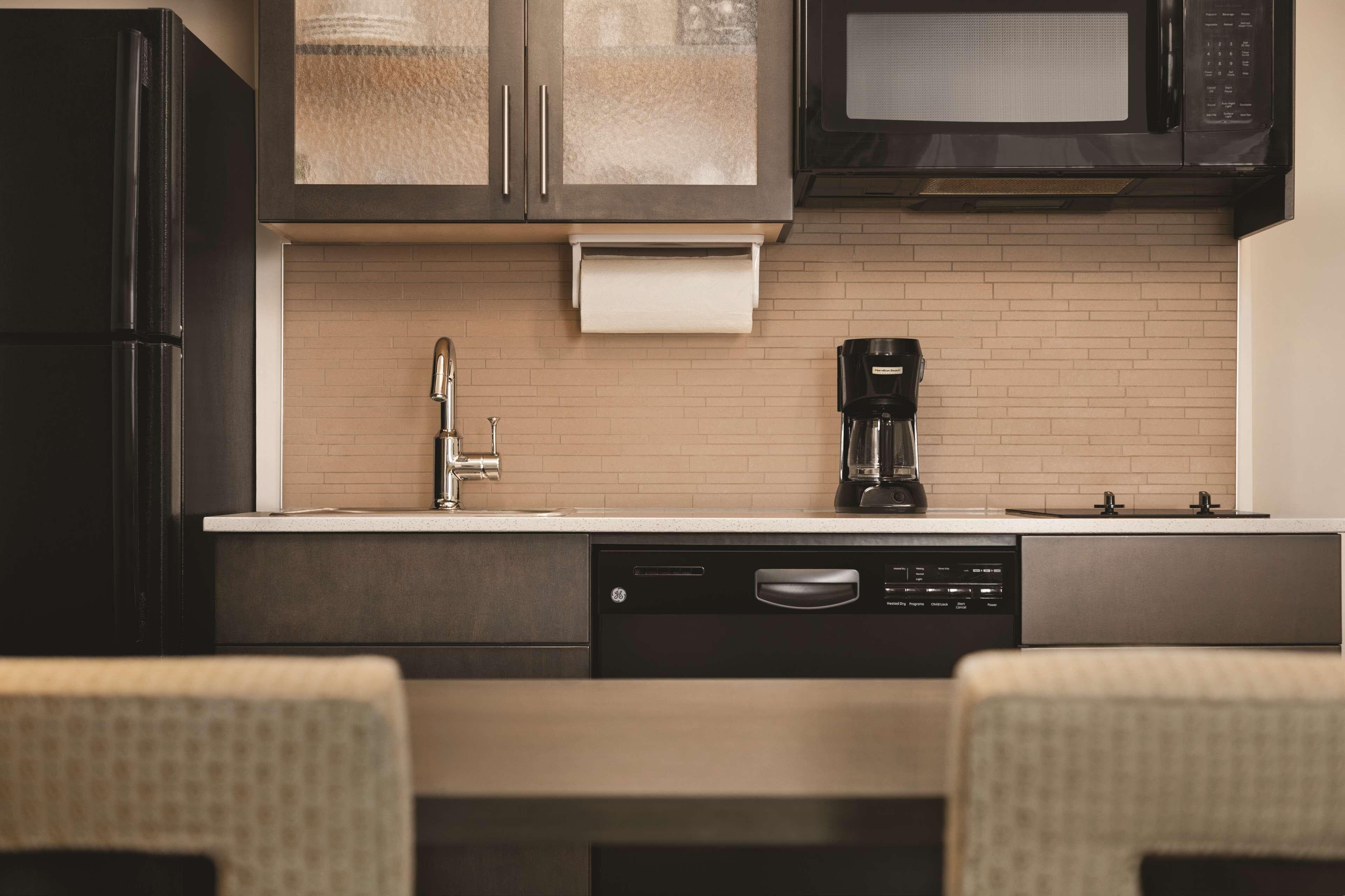 Park Inn by Radisson, Calgary Airport North, AB - Image 3