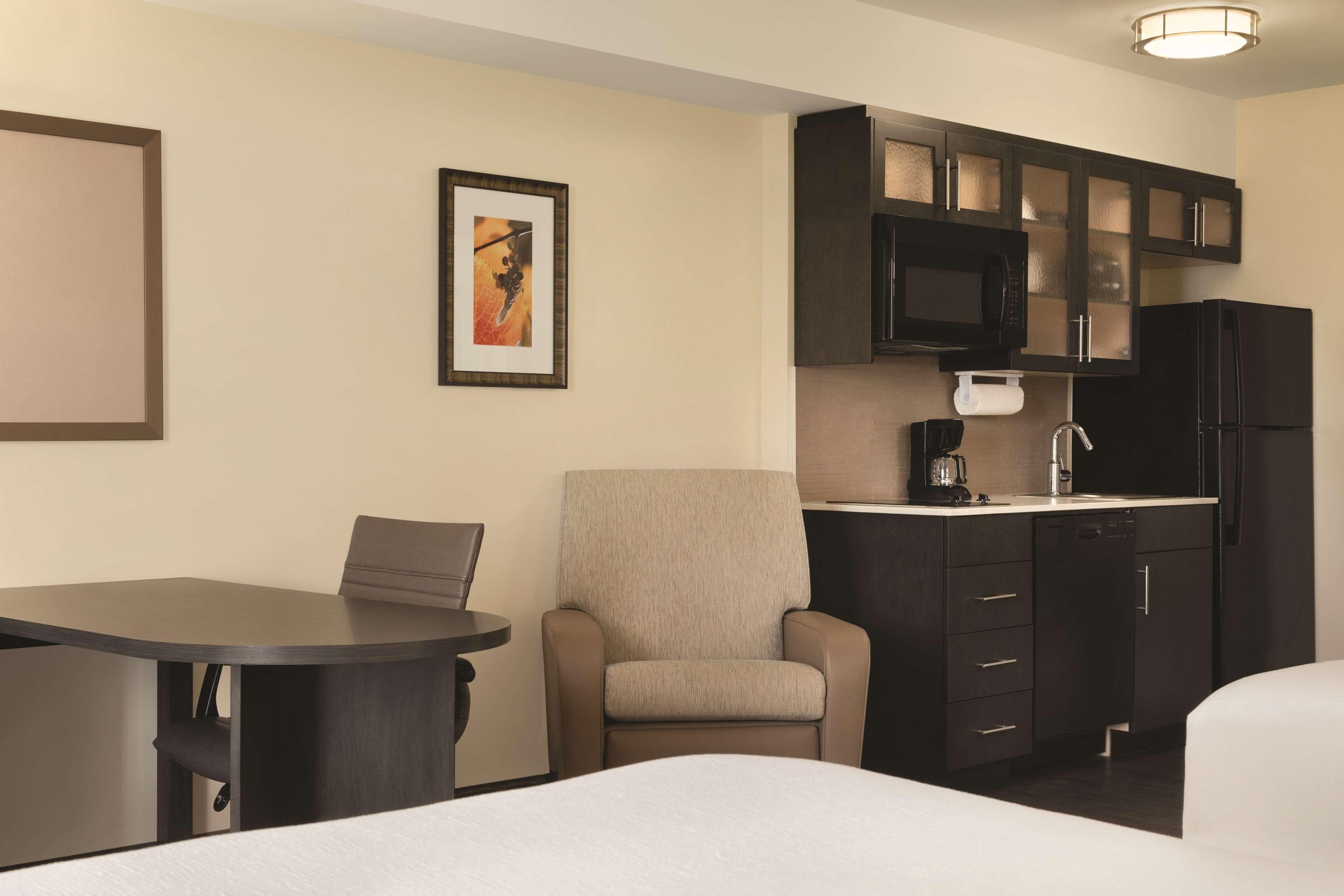 Park Inn by Radisson, Calgary Airport North, AB — 13