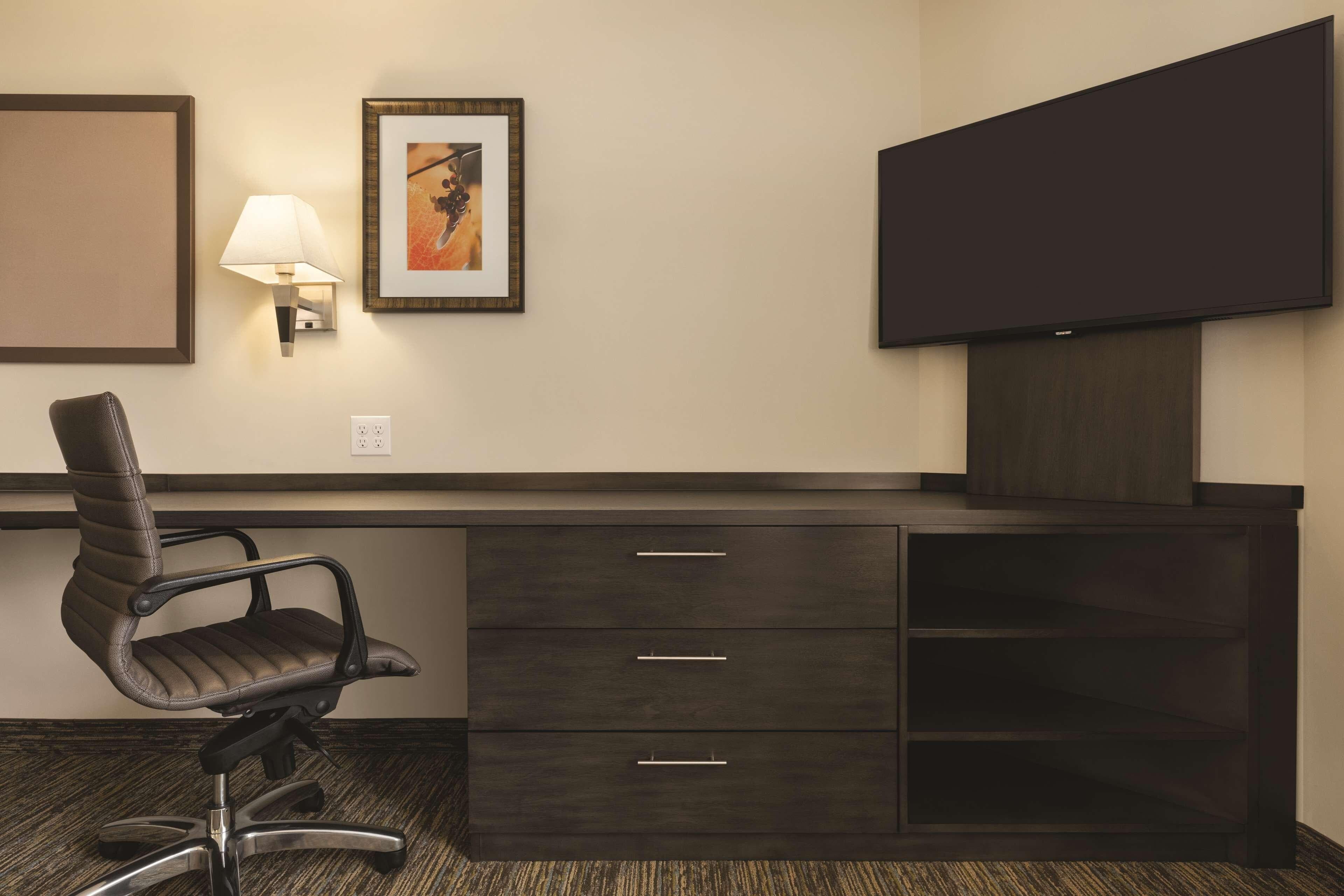 Park Inn by Radisson, Calgary Airport North, AB - Image 4