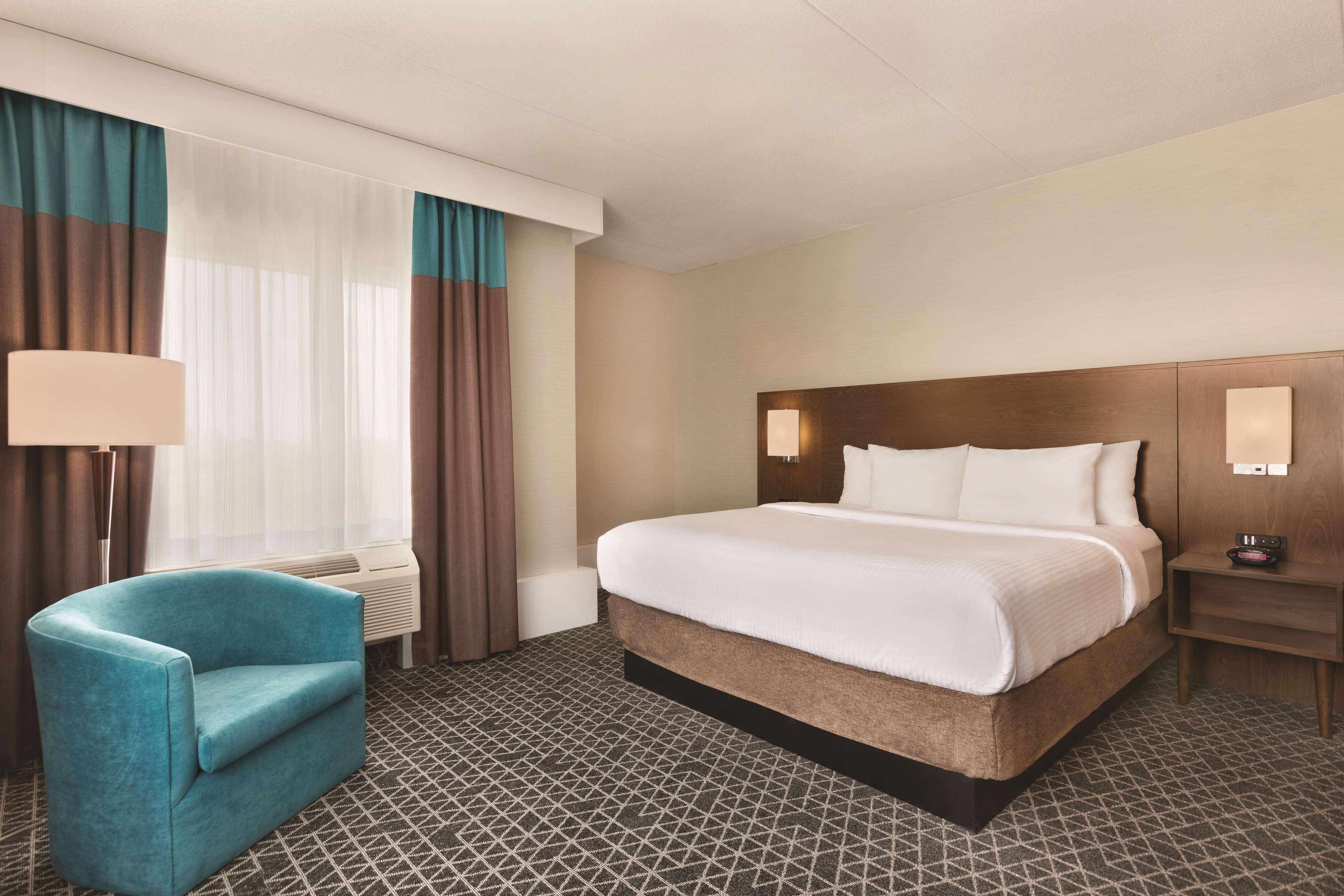 Park Inn by Radisson Brampton, ON - Image 4