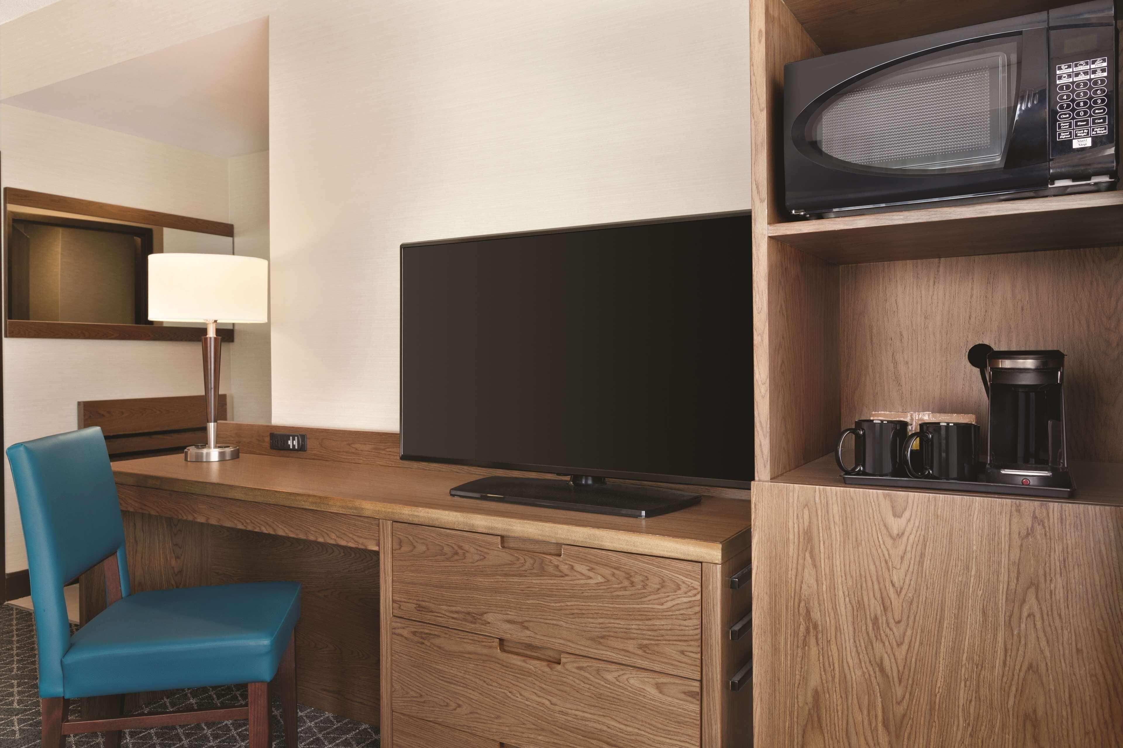 Park Inn by Radisson Brampton, ON - Image 5