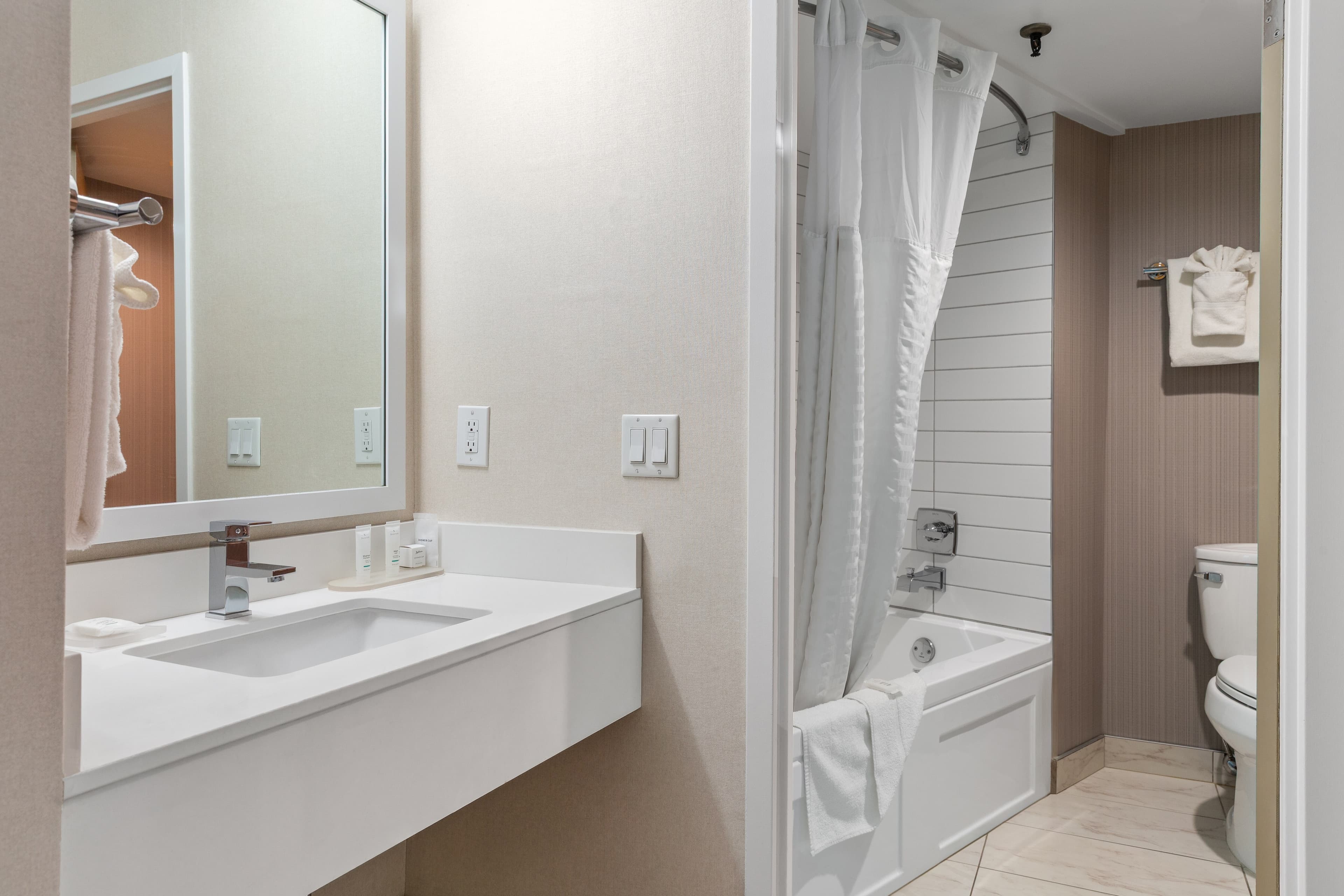 Radisson Hotel & Conference Centre West Edmonton - Image 4
