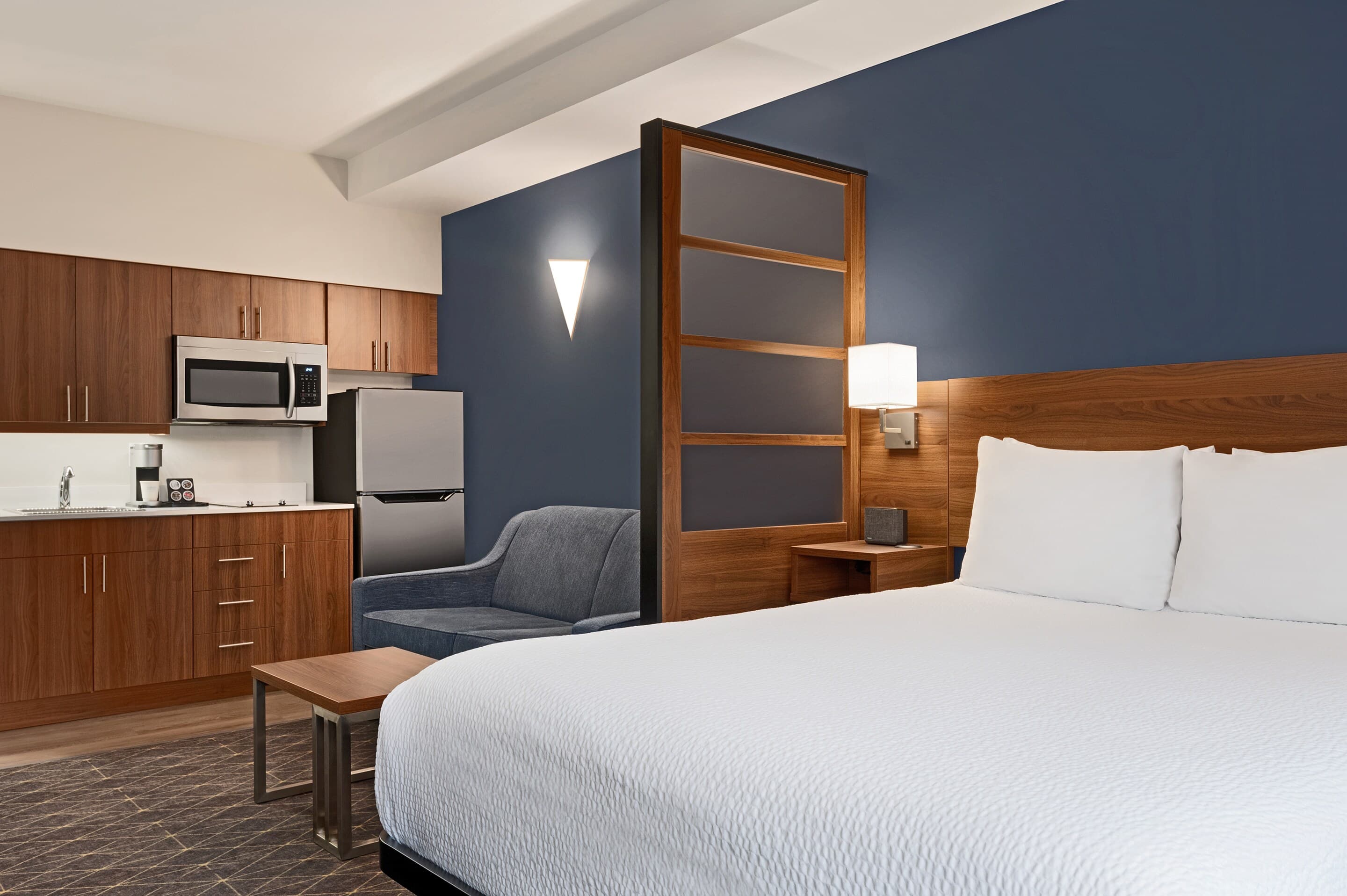 Park Inn by Radisson, Kelowna - Image 2