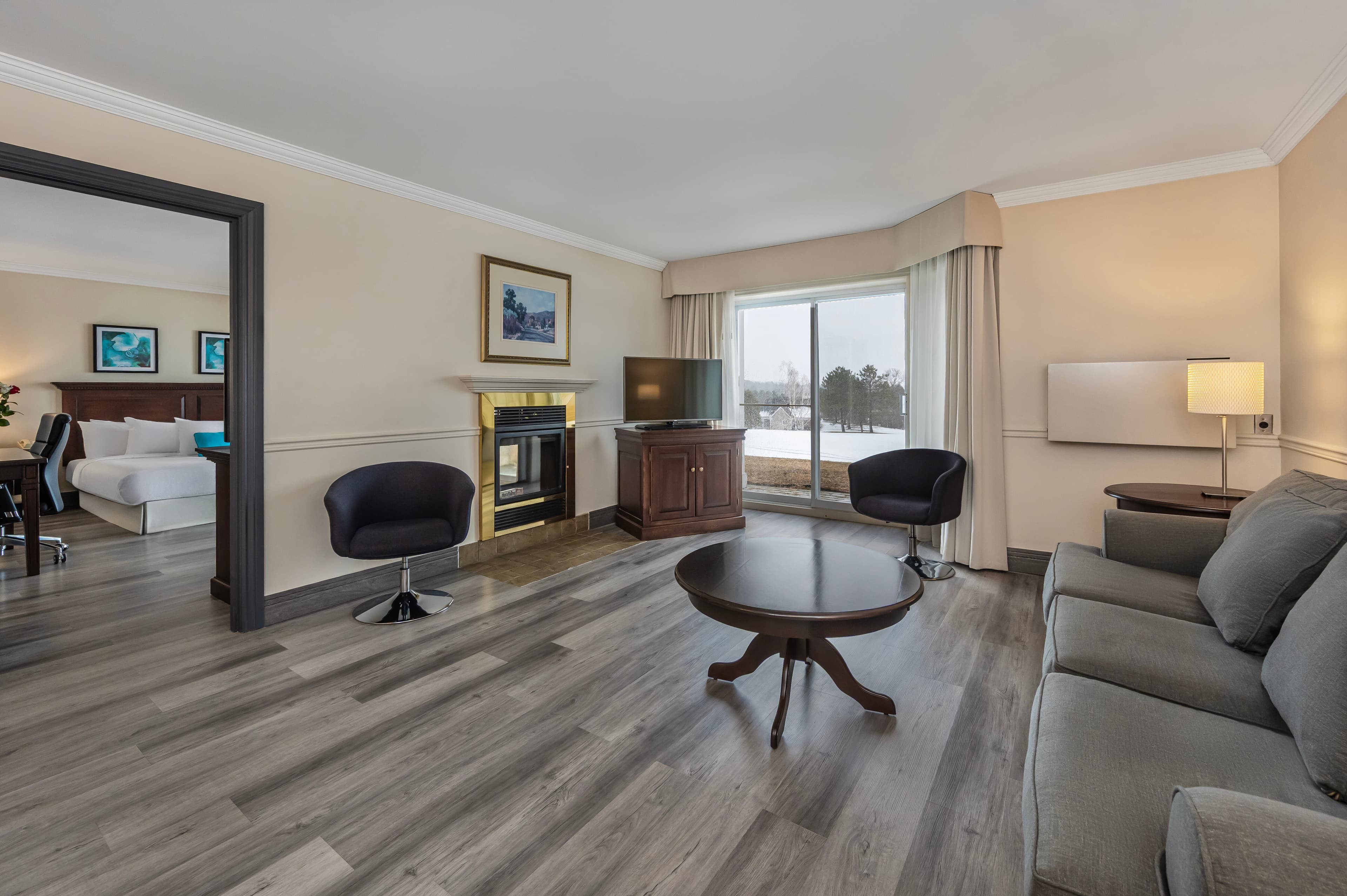 1 King Bed, Executive Suite, Panoramic View - Image 4