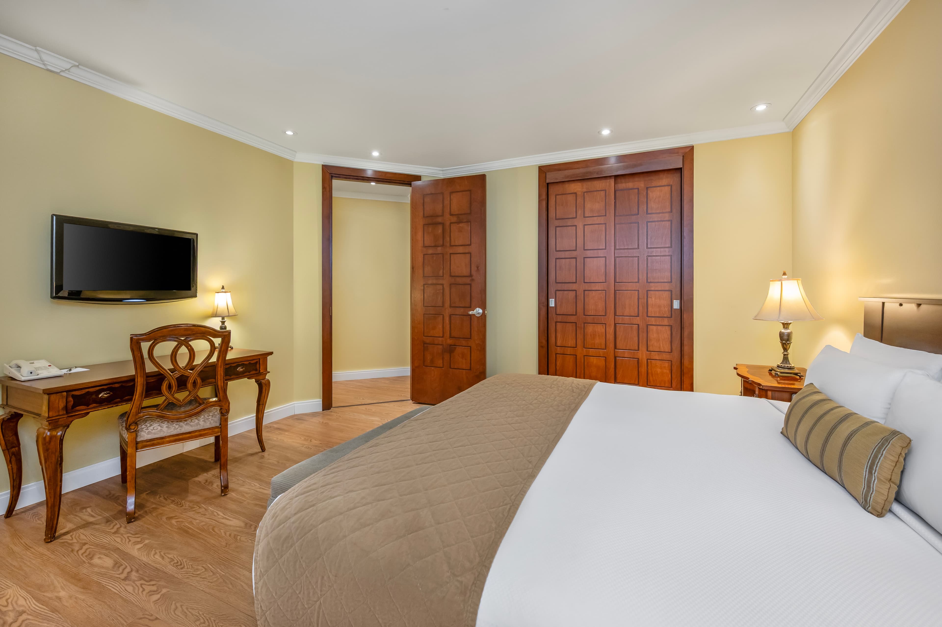 1 King Bed, 1 Bedroom Apartment, Full Kitchen - Image 3