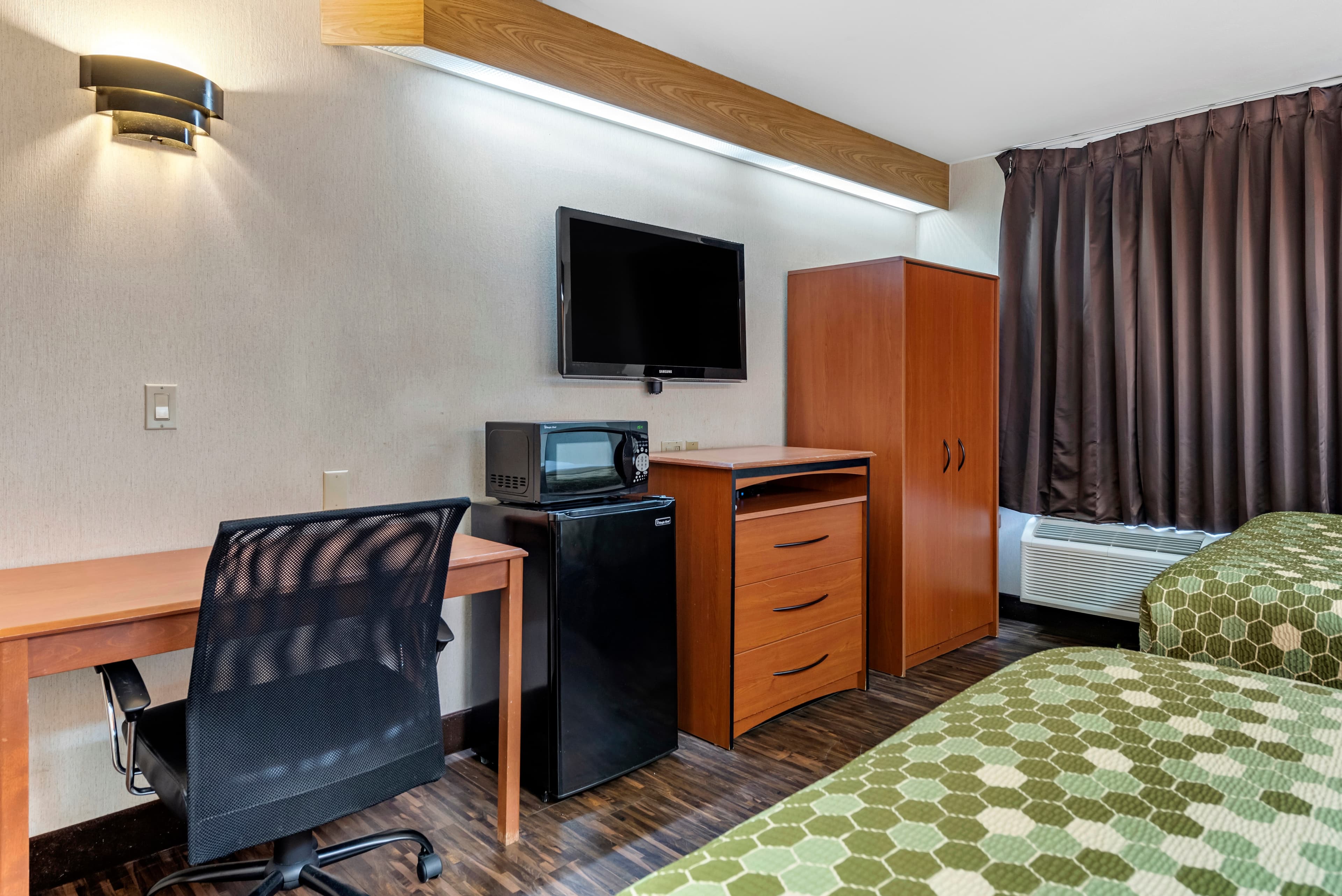 Econo Lodge North Academy — 19
