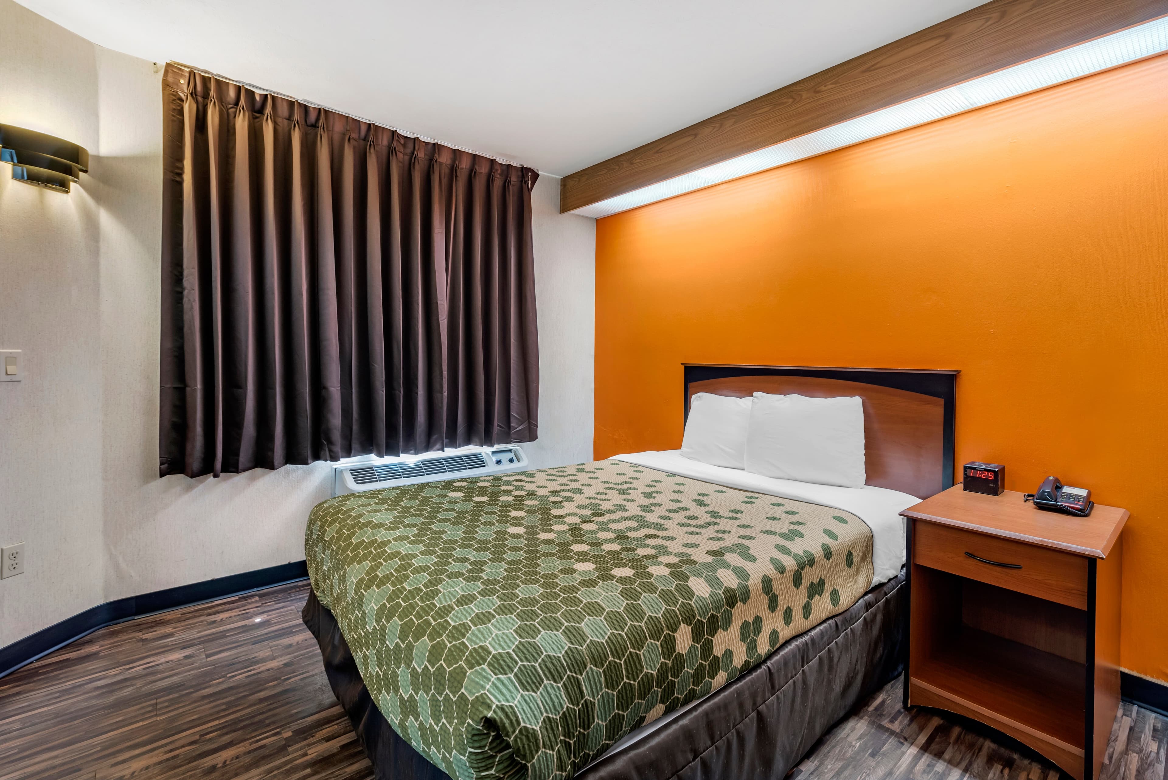 Econo Lodge North Academy — 6