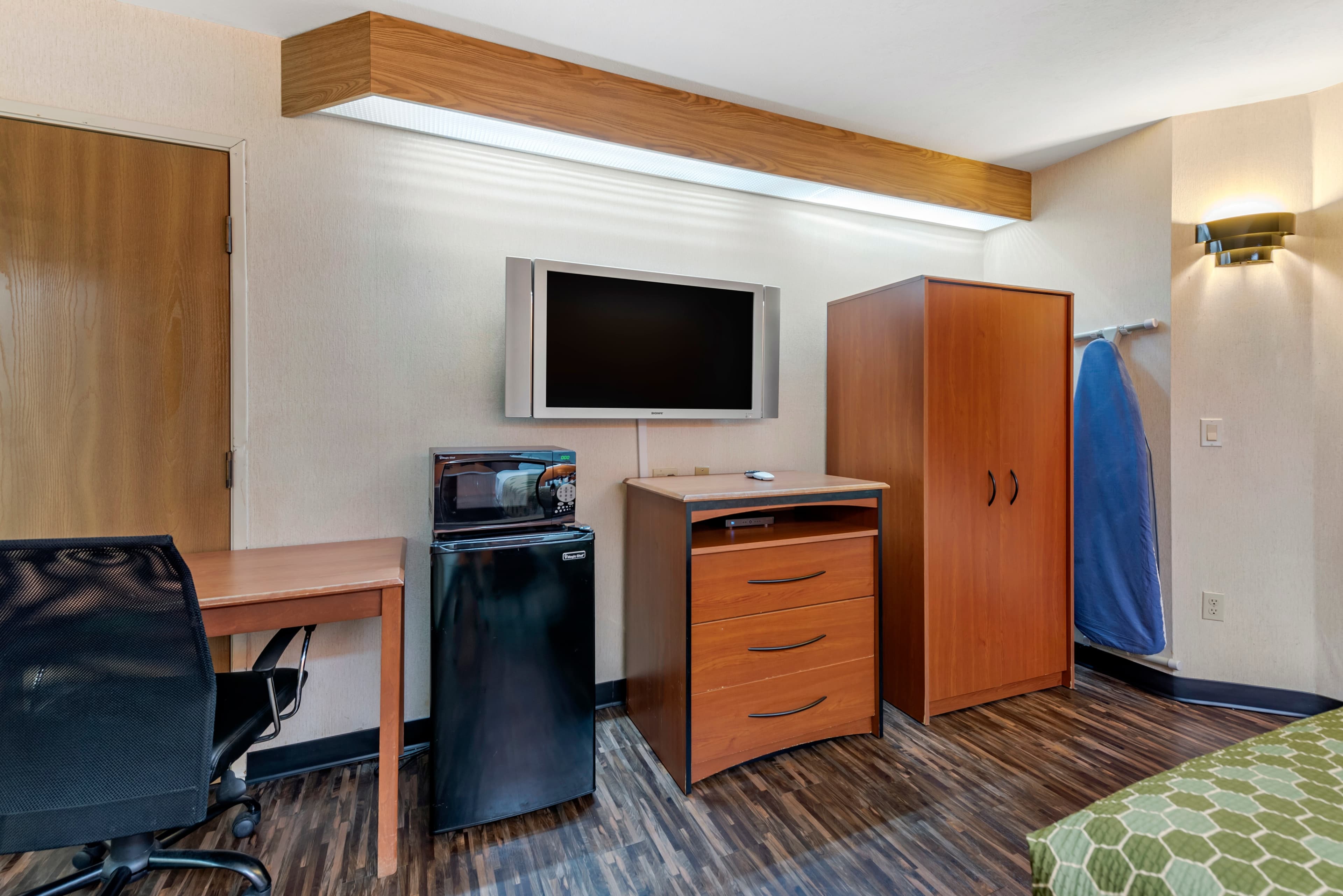 Econo Lodge North Academy — 7