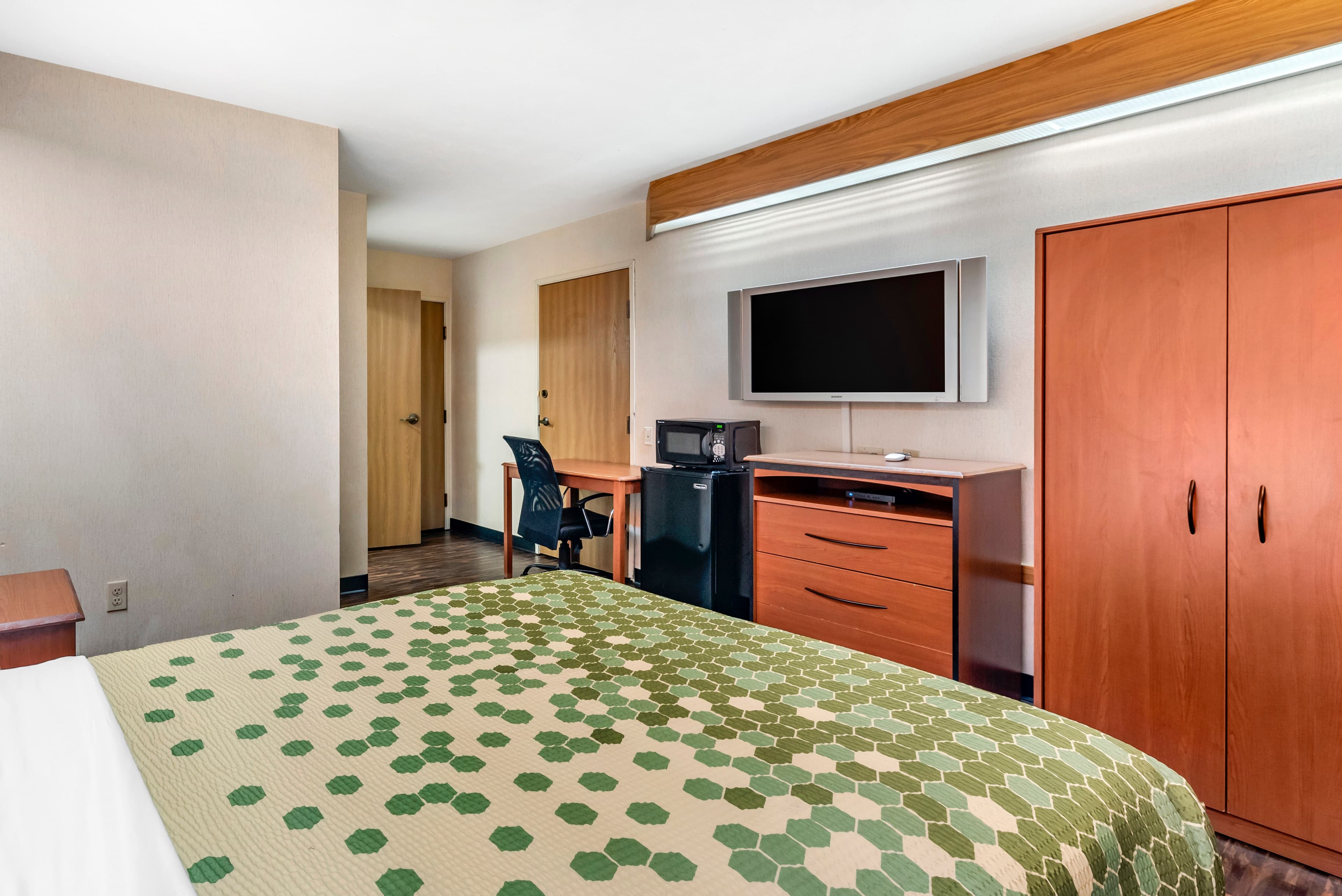 Econo Lodge North Academy — 8