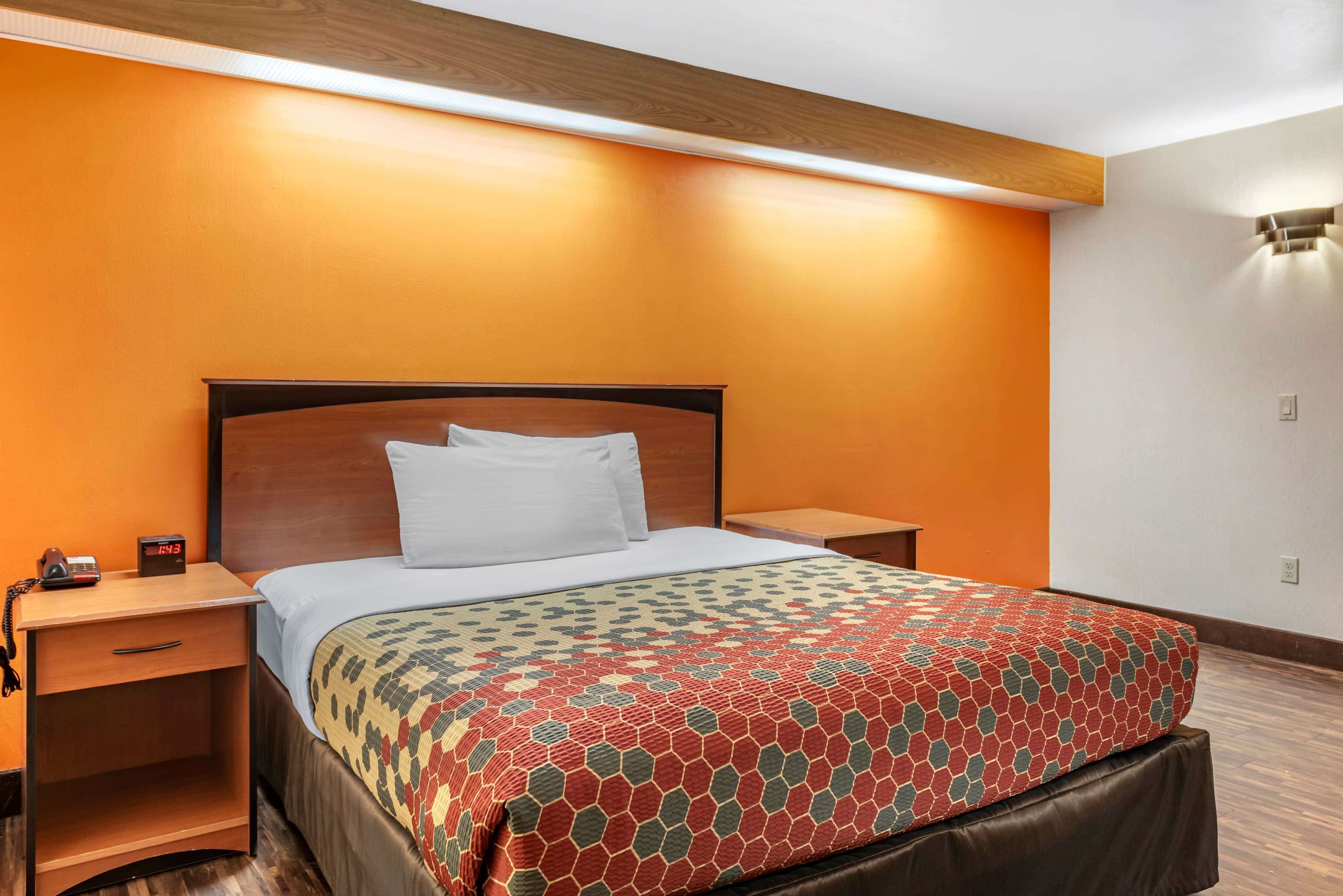 Econo Lodge North Academy — 10