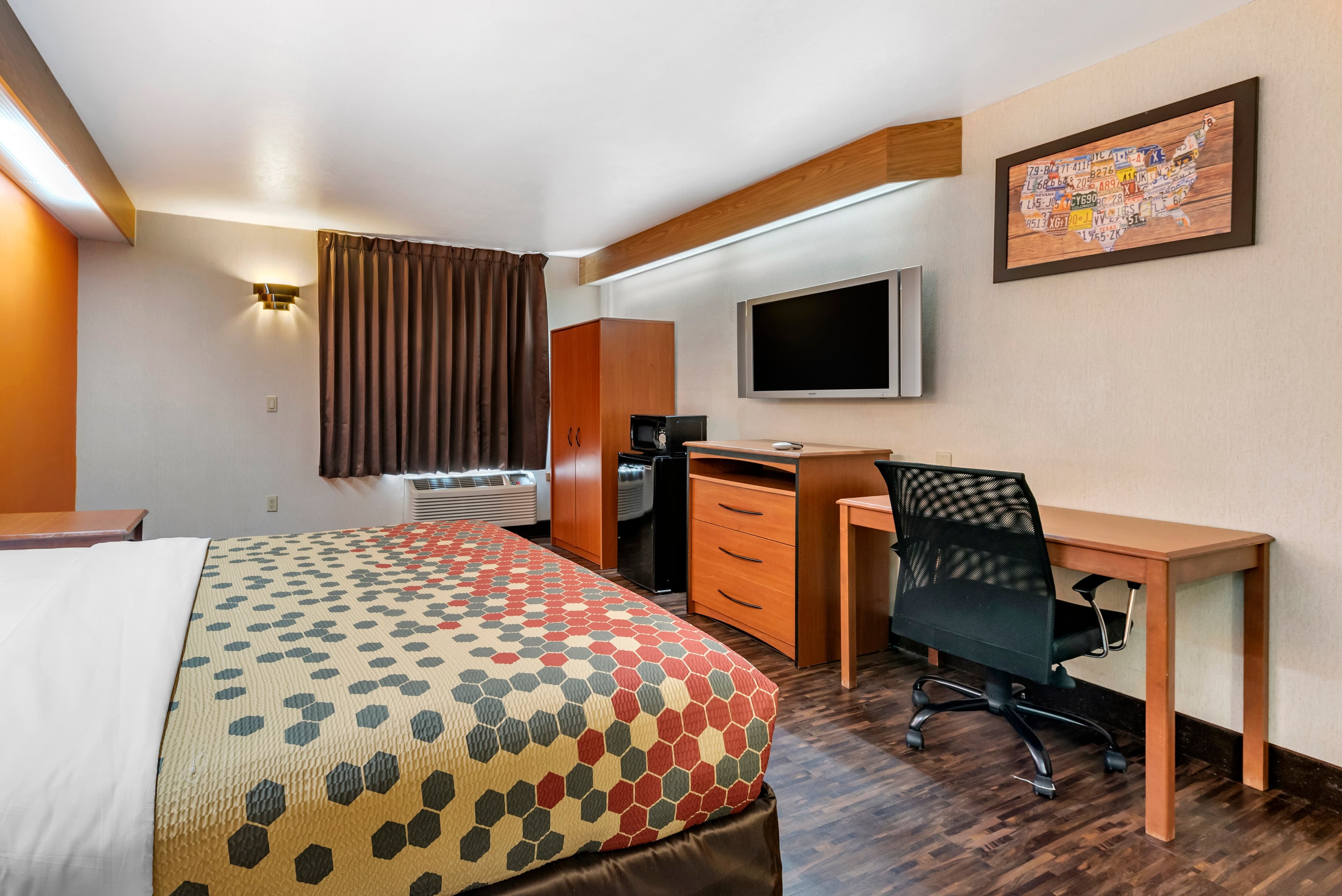 Econo Lodge North Academy — 11