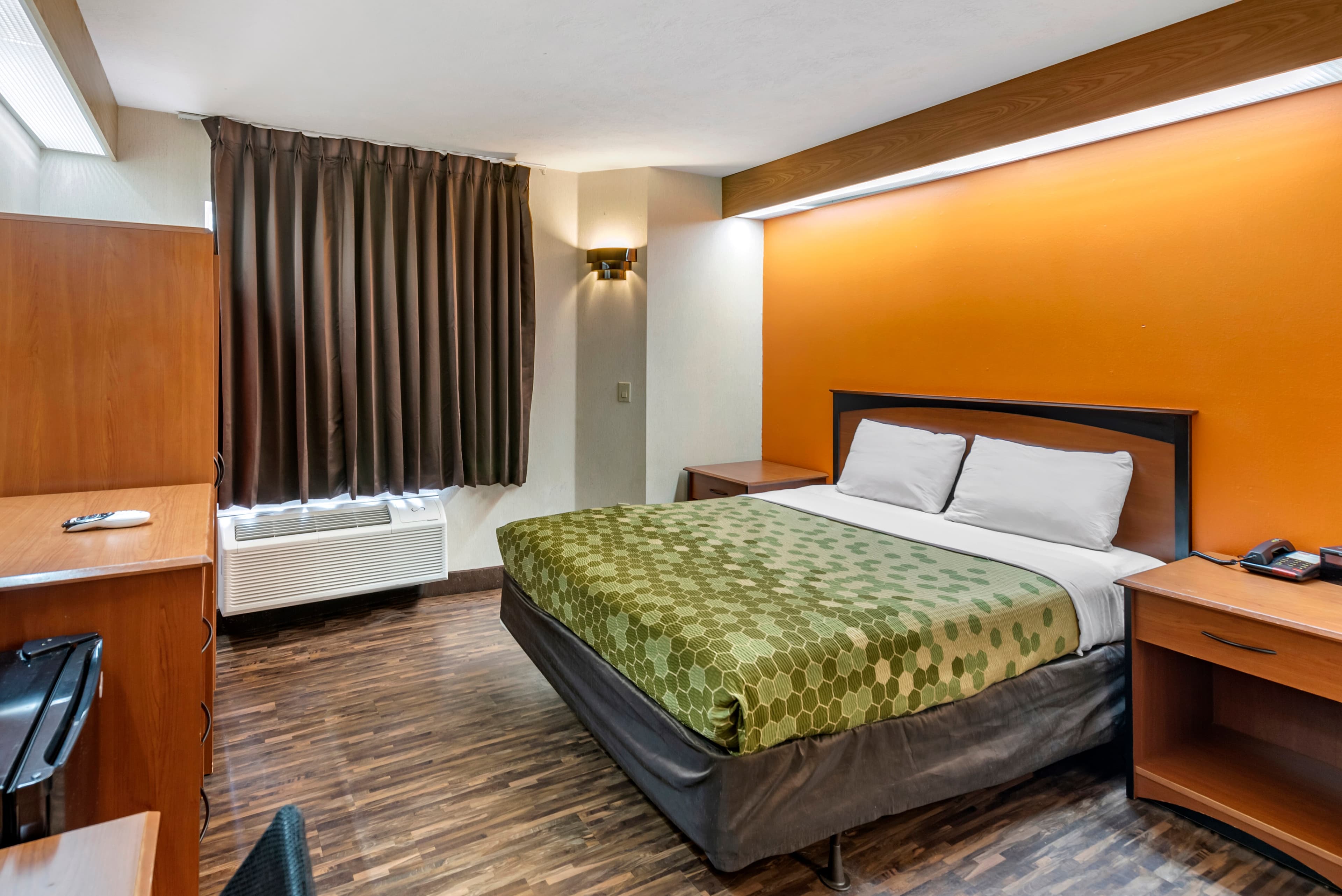 Econo Lodge North Academy - Image 2