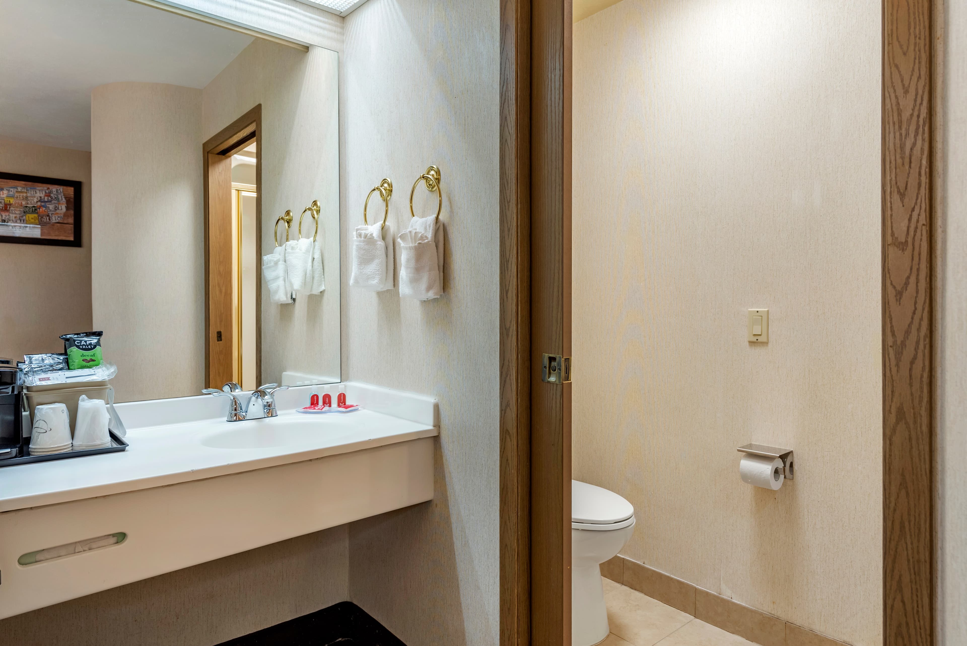 Econo Lodge North Academy - Image 5