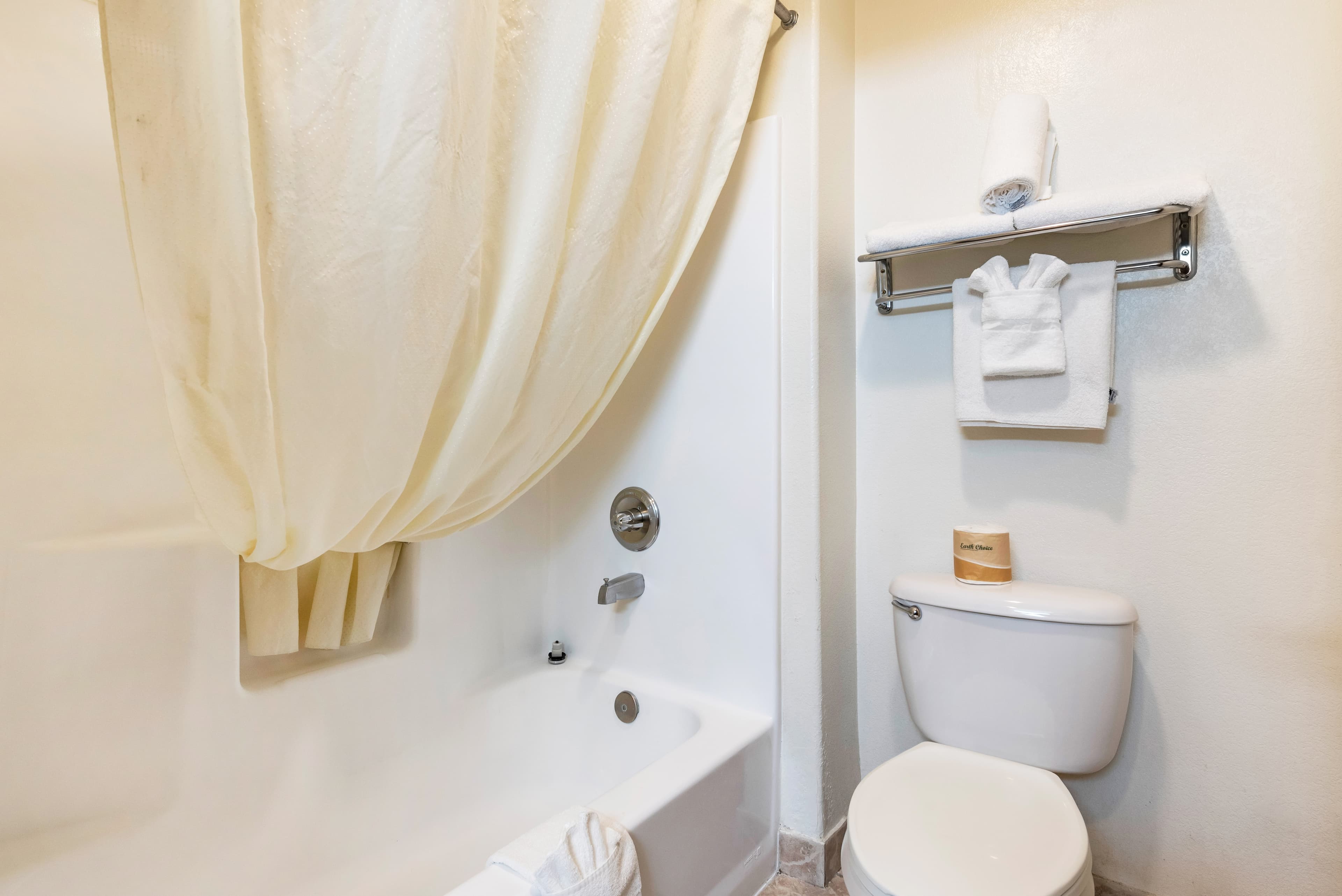 Econo Lodge Pueblo North — 10