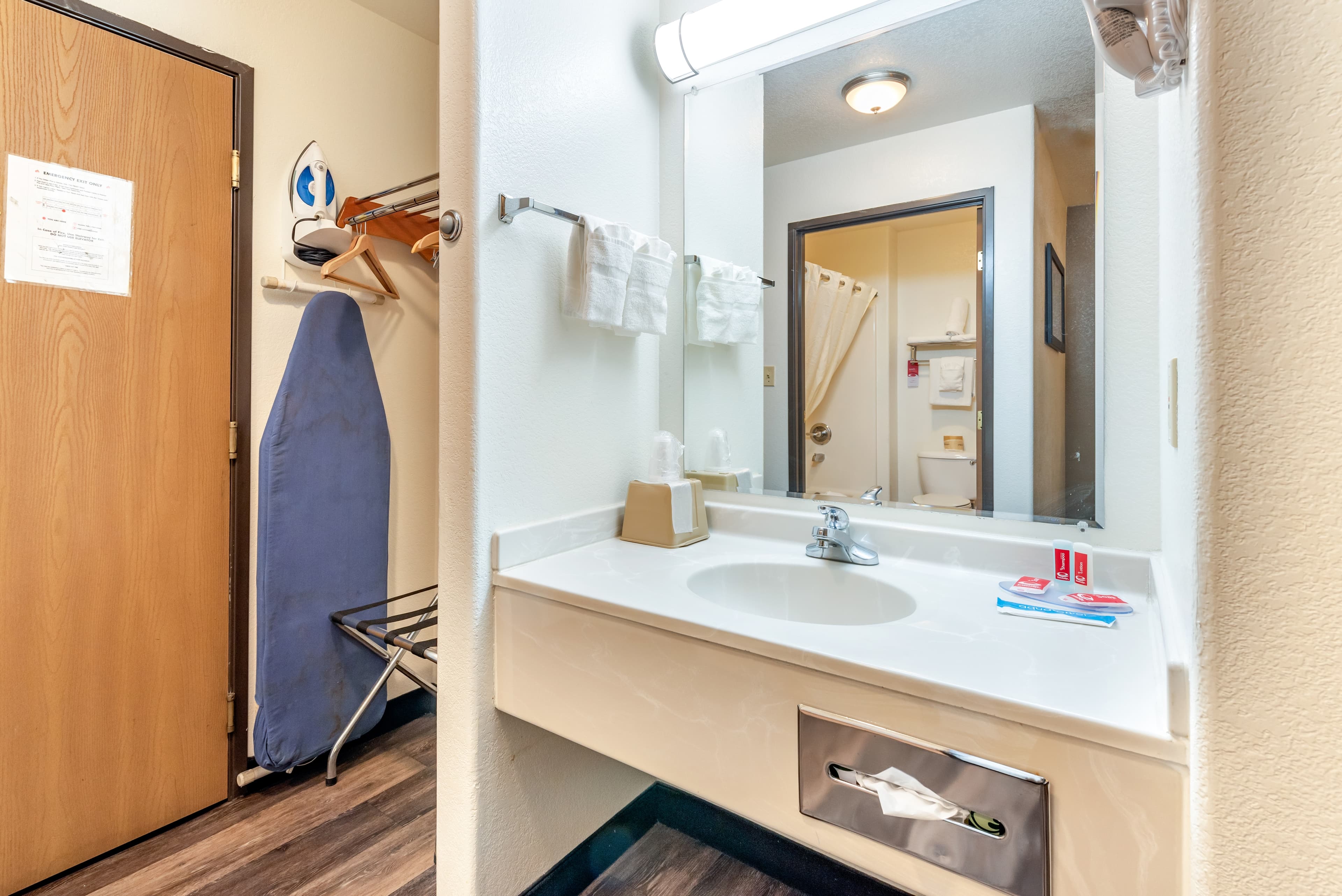 Econo Lodge Pueblo North — 14