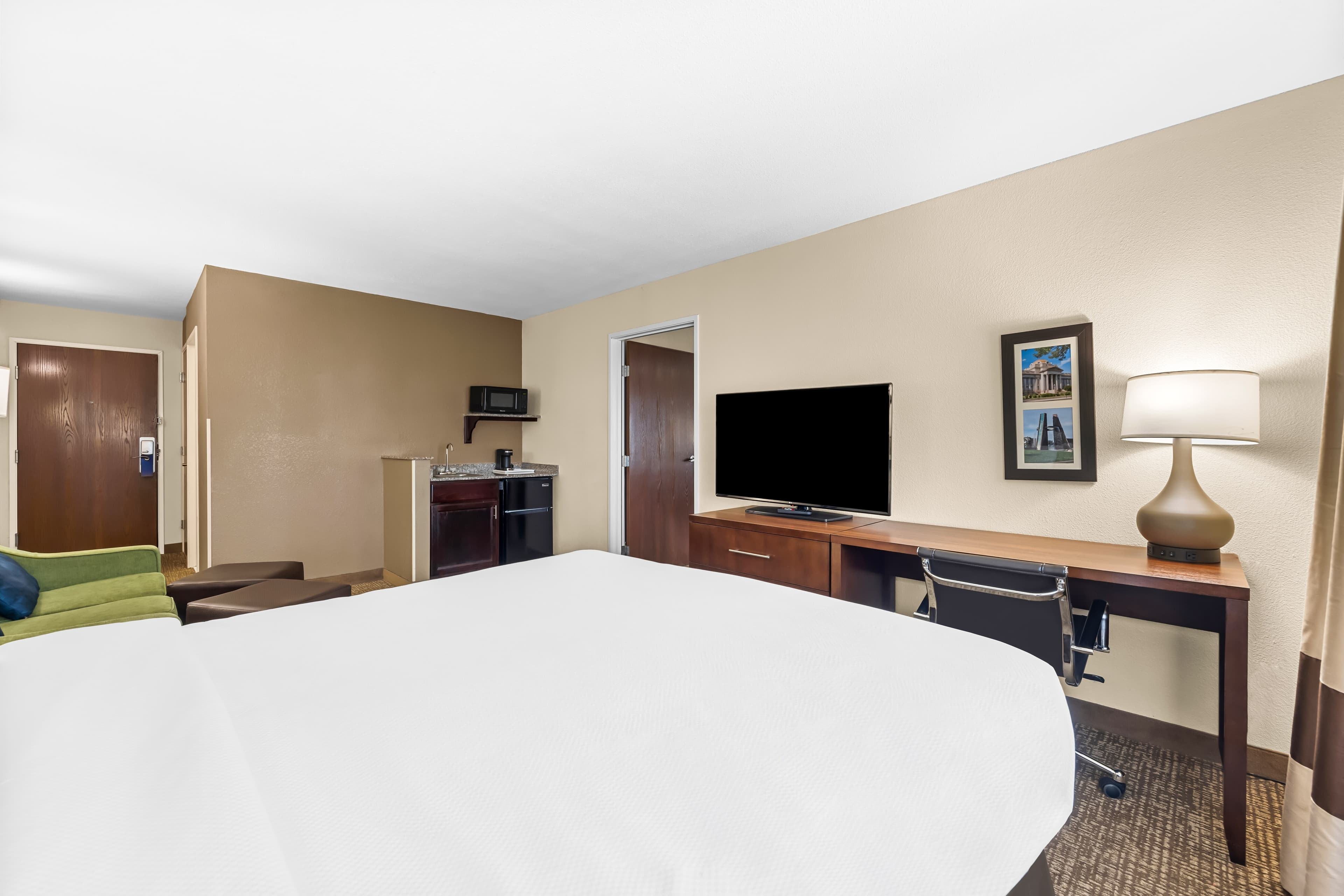 Comfort Inn & Suites Pueblo - Image 4