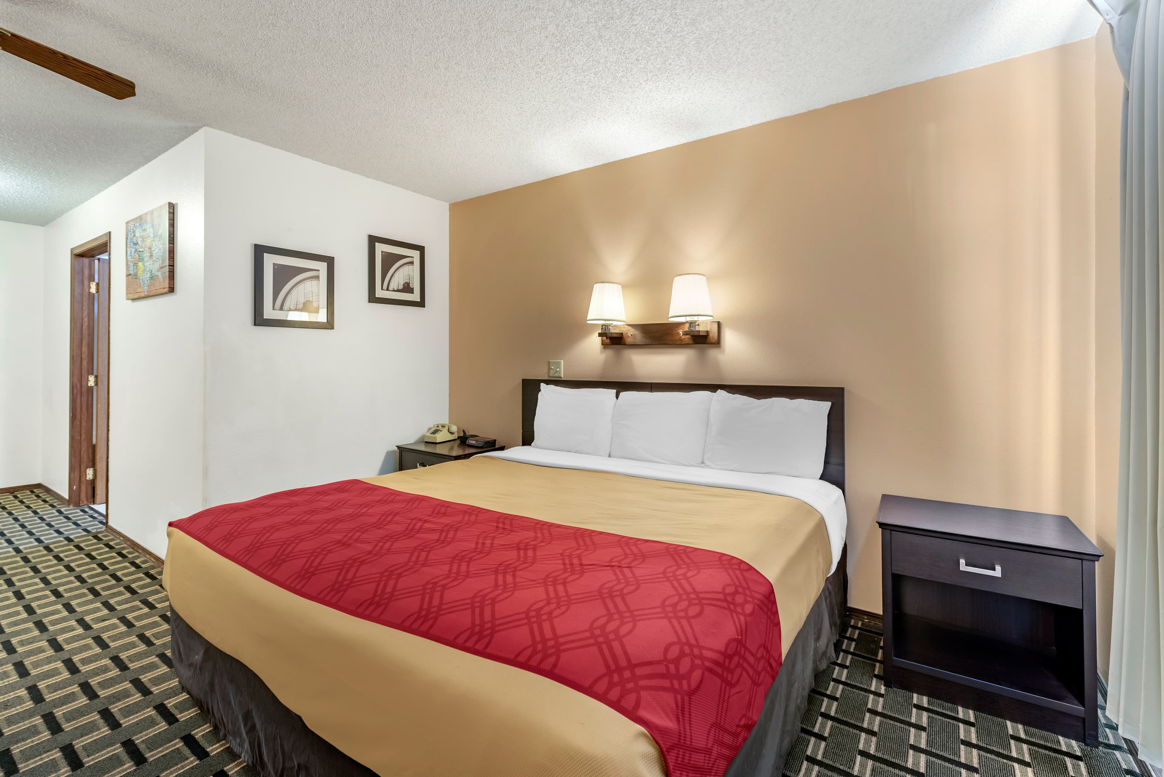 Econo Lodge La Junta - Image 2
