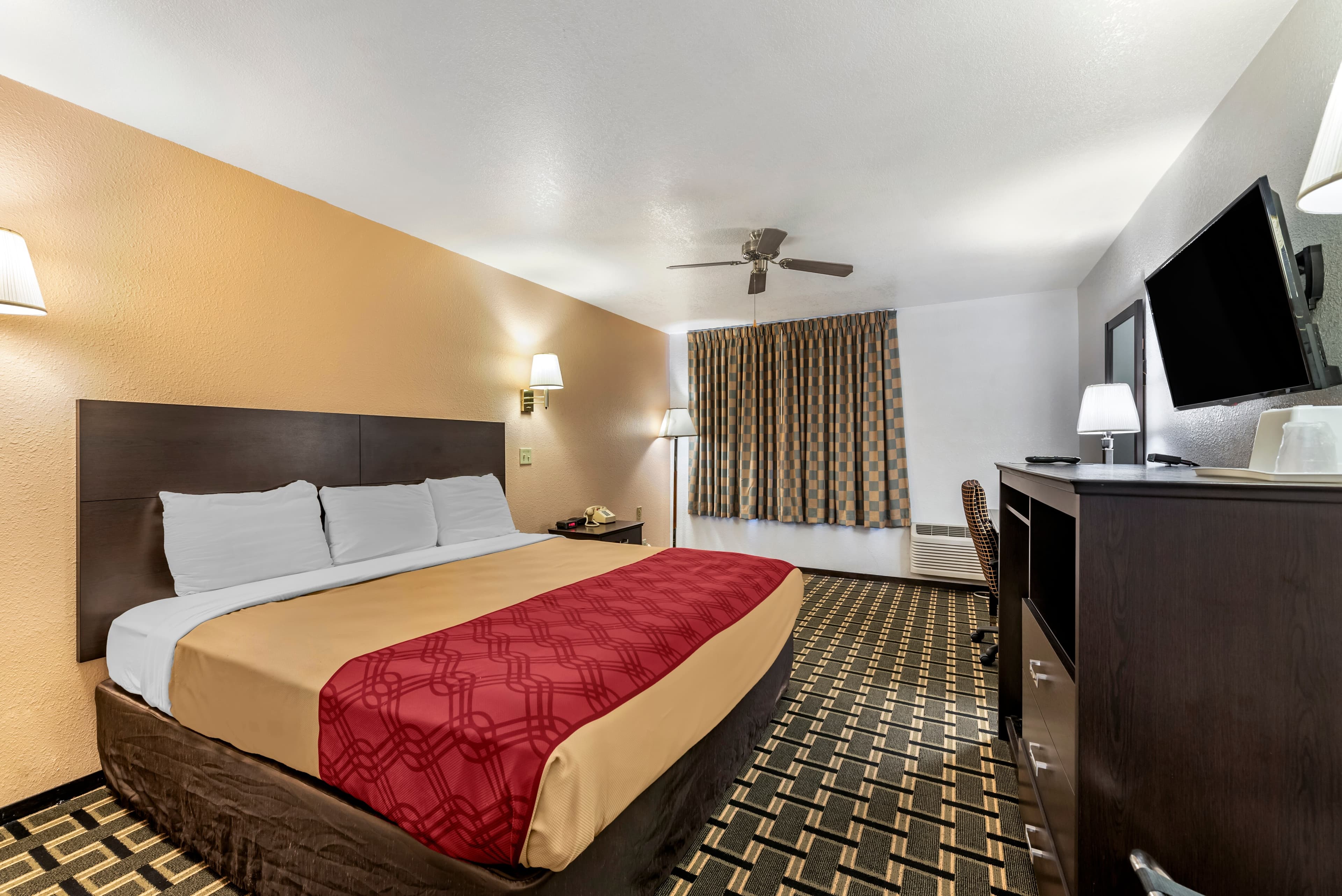 Econo Lodge La Junta - Image 1