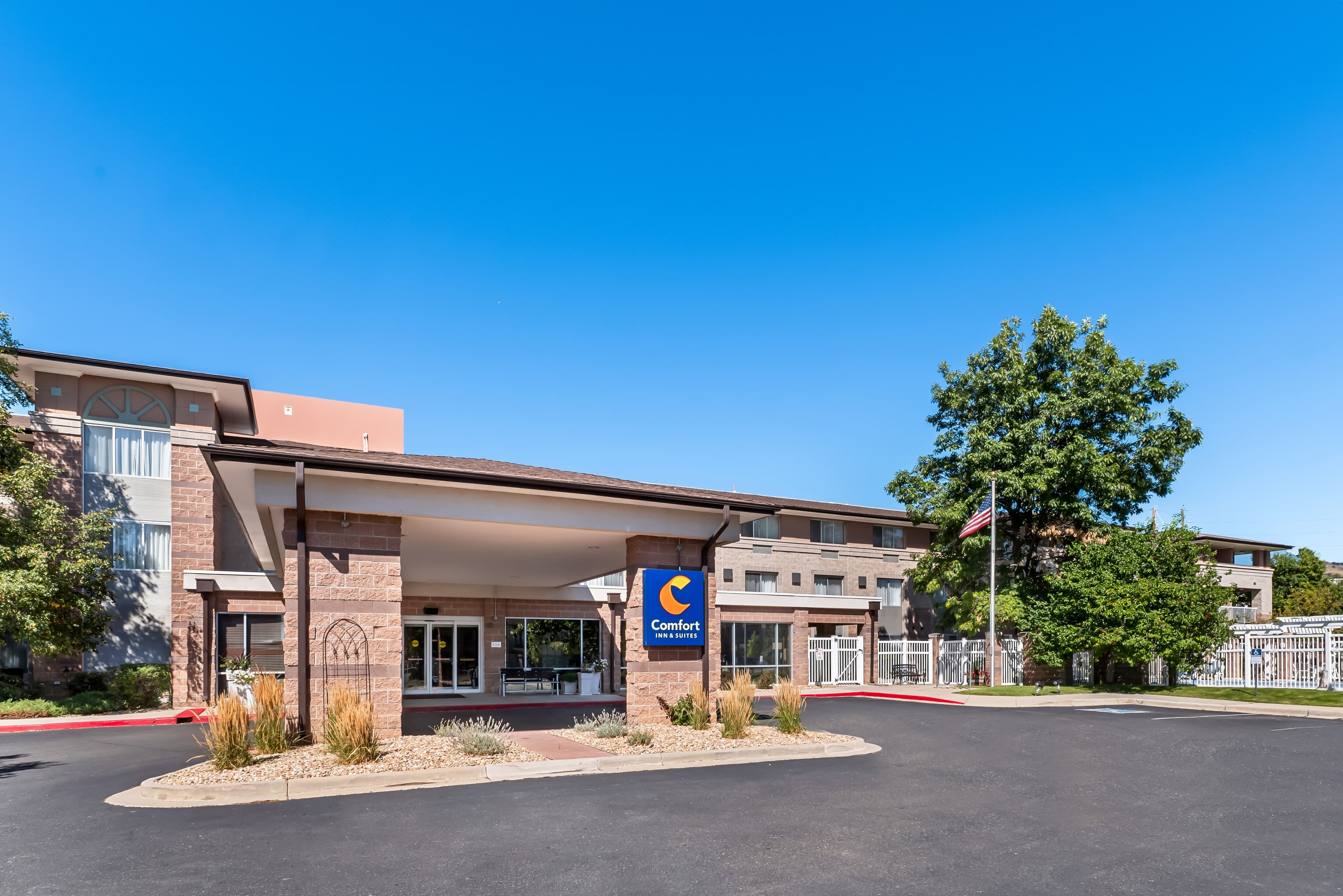 Comfort Inn & Suites Boulder - Image 1