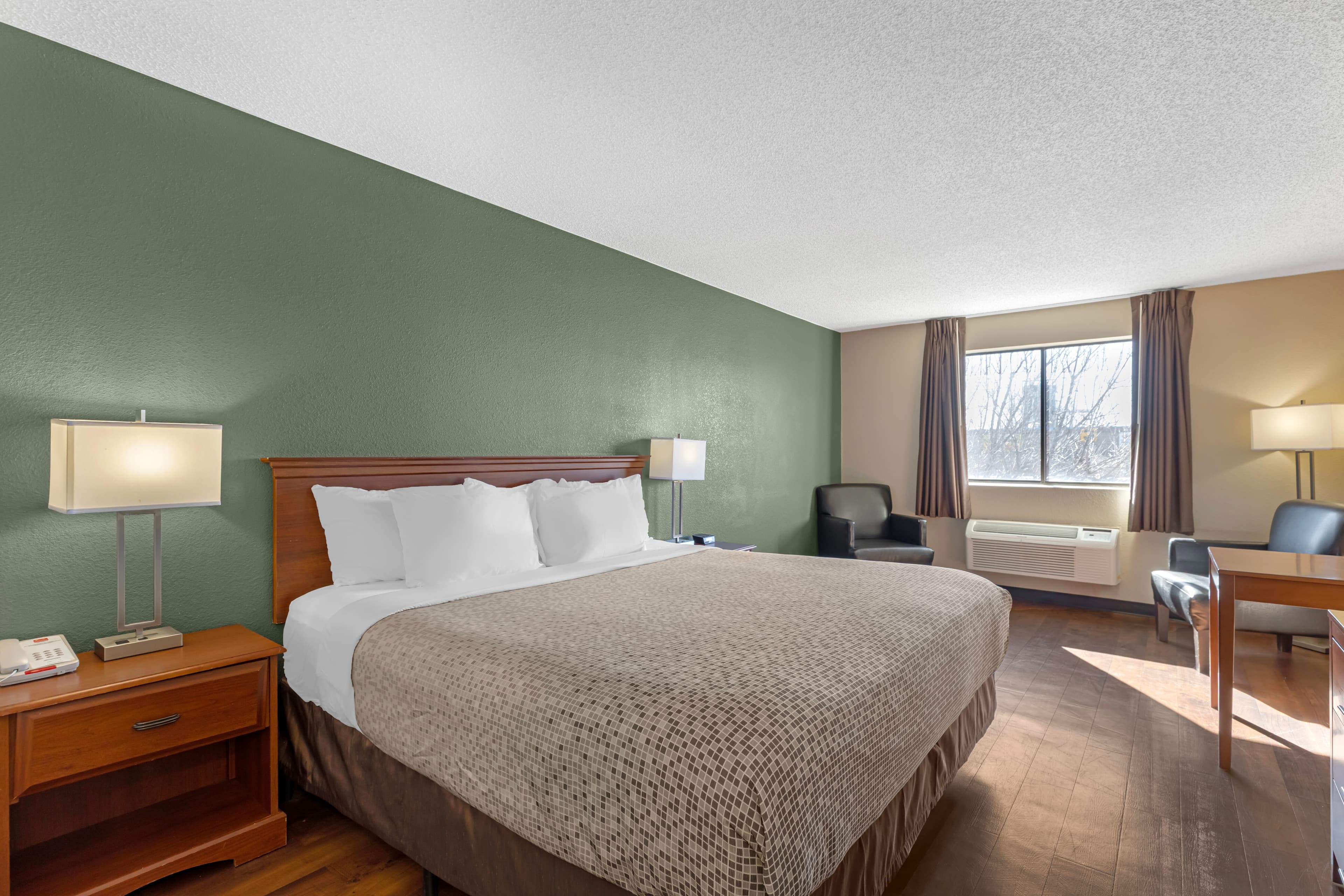 Econo Lodge Longmont East - Image 3