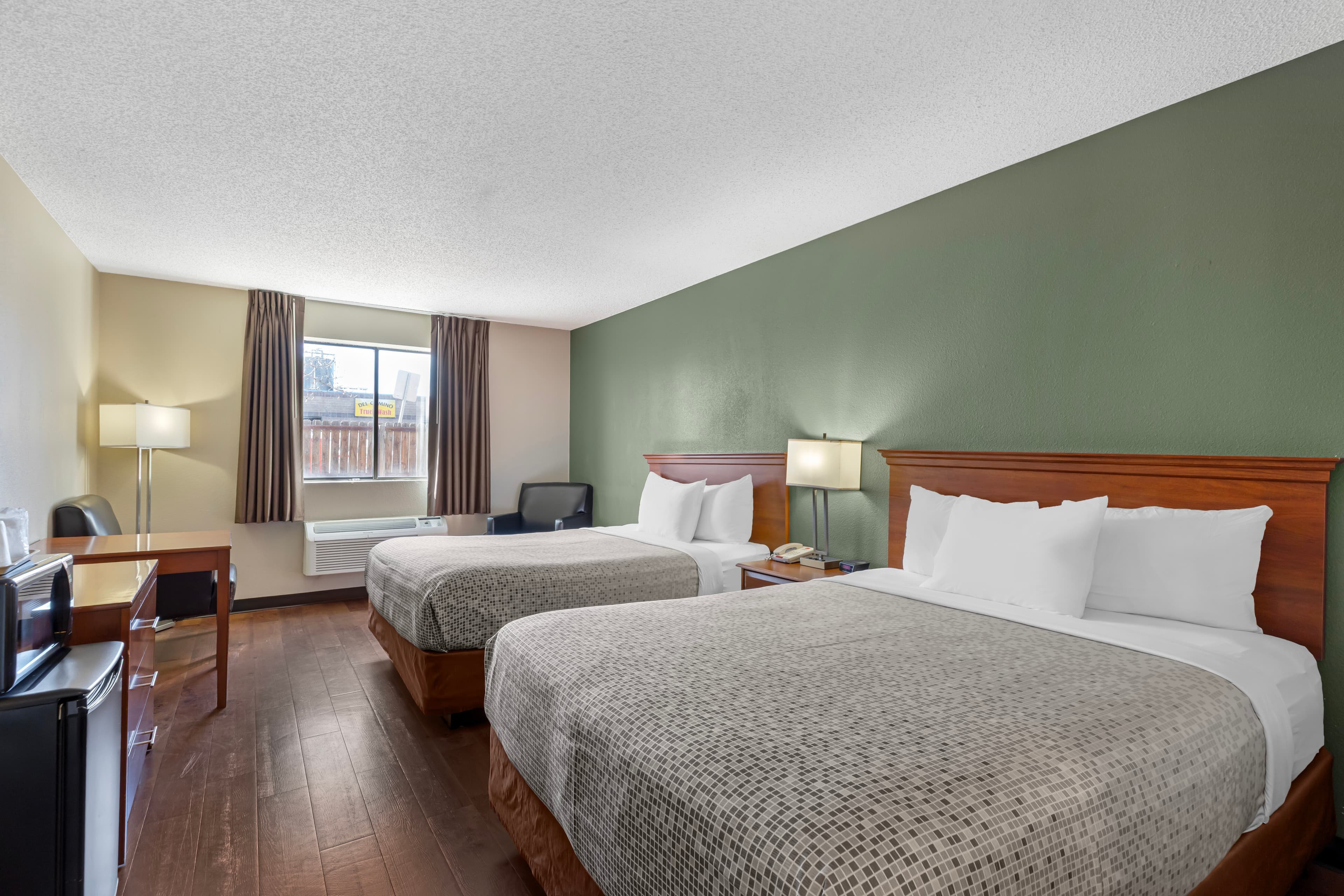 Econo Lodge Longmont East — 8