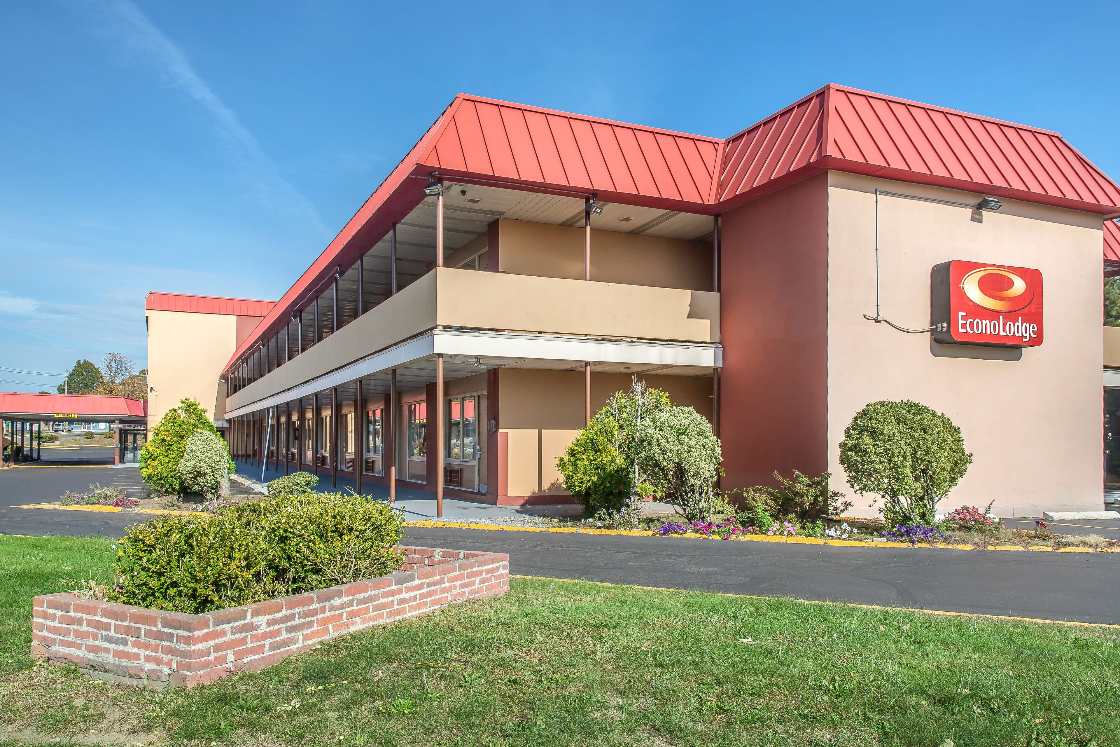 Econo Lodge - Image 1