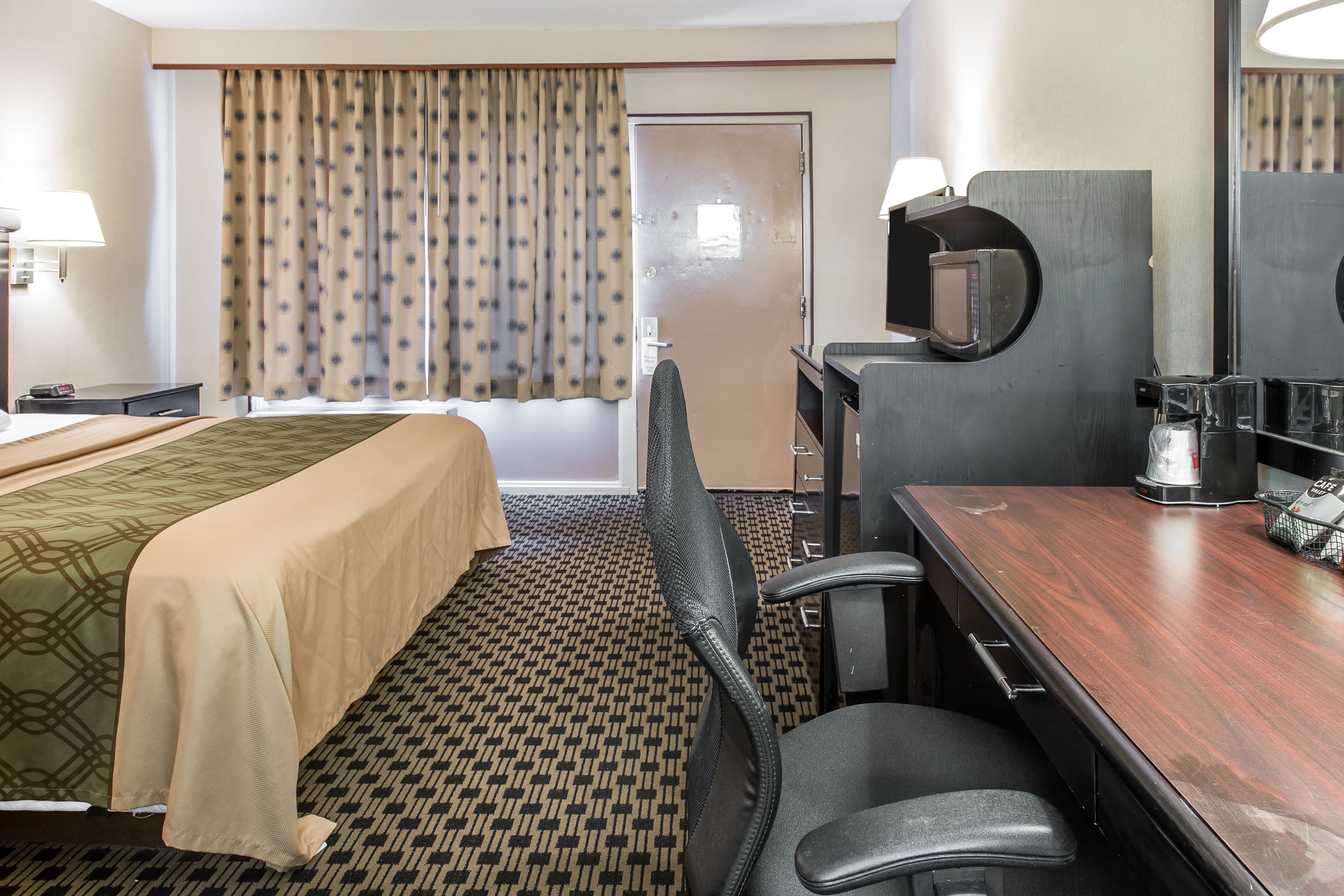 Econo Lodge - Image 4