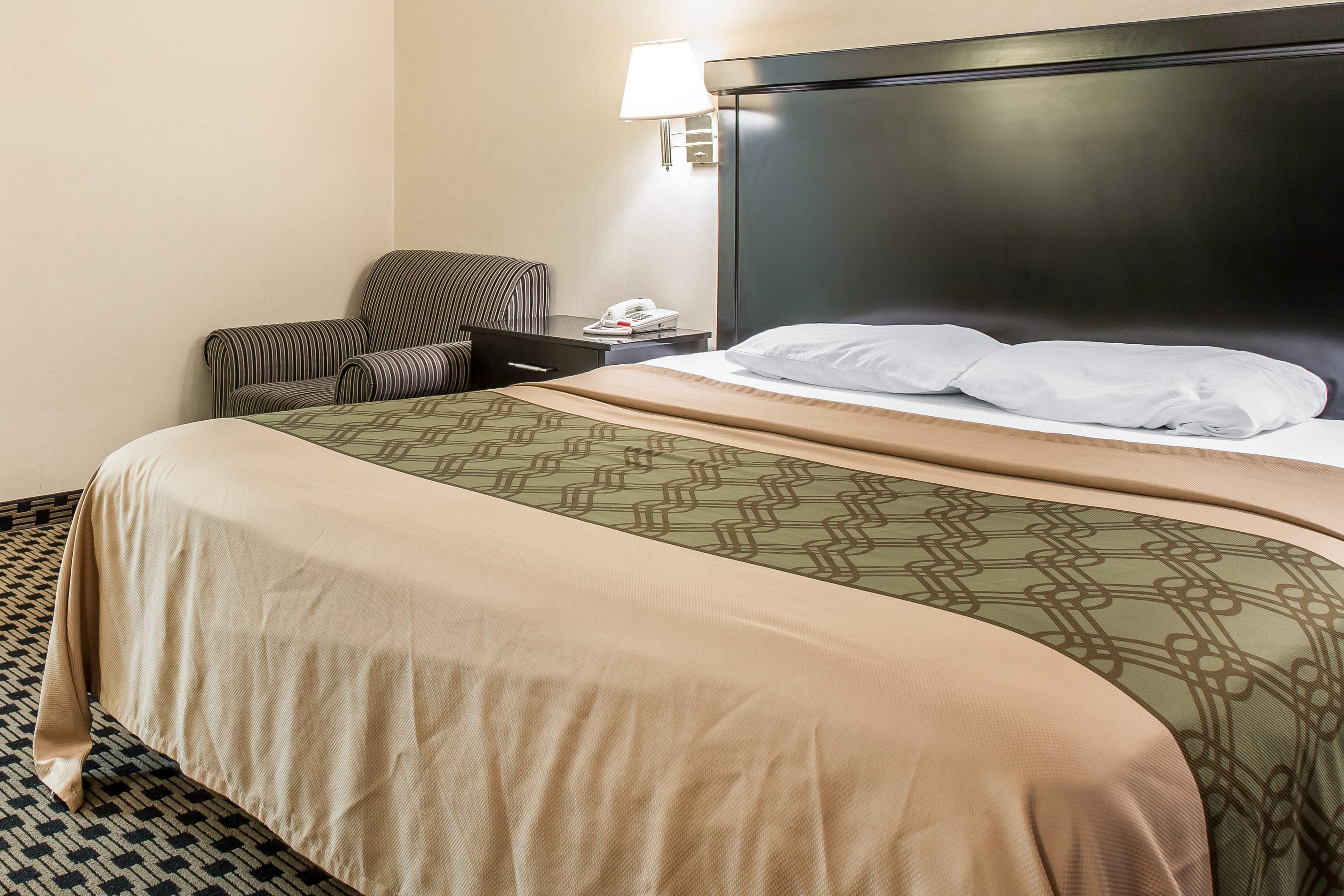 Econo Lodge - Image 5