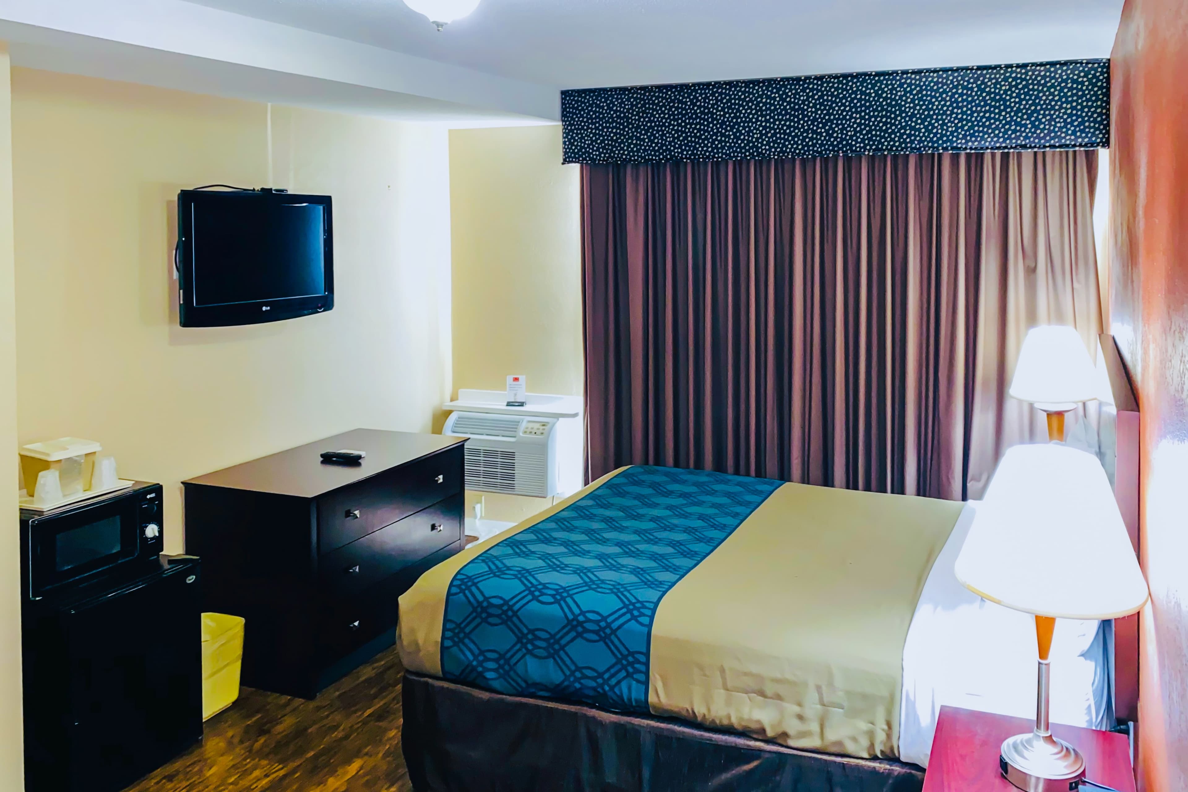 Econo Lodge Inn & Suites Old Saybrook - Westbrook - Image 3