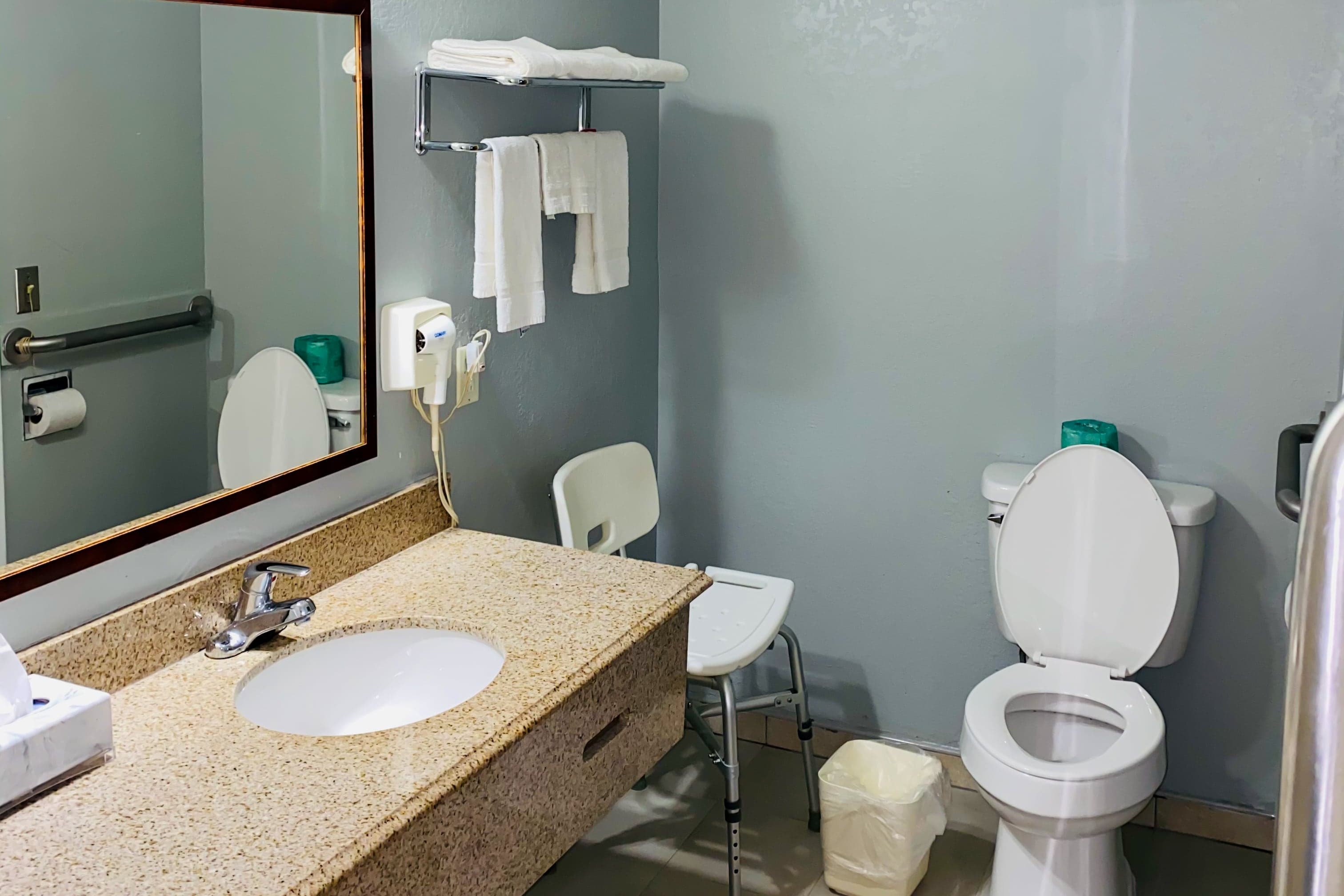 Econo Lodge Inn & Suites Old Saybrook - Westbrook - Image 4