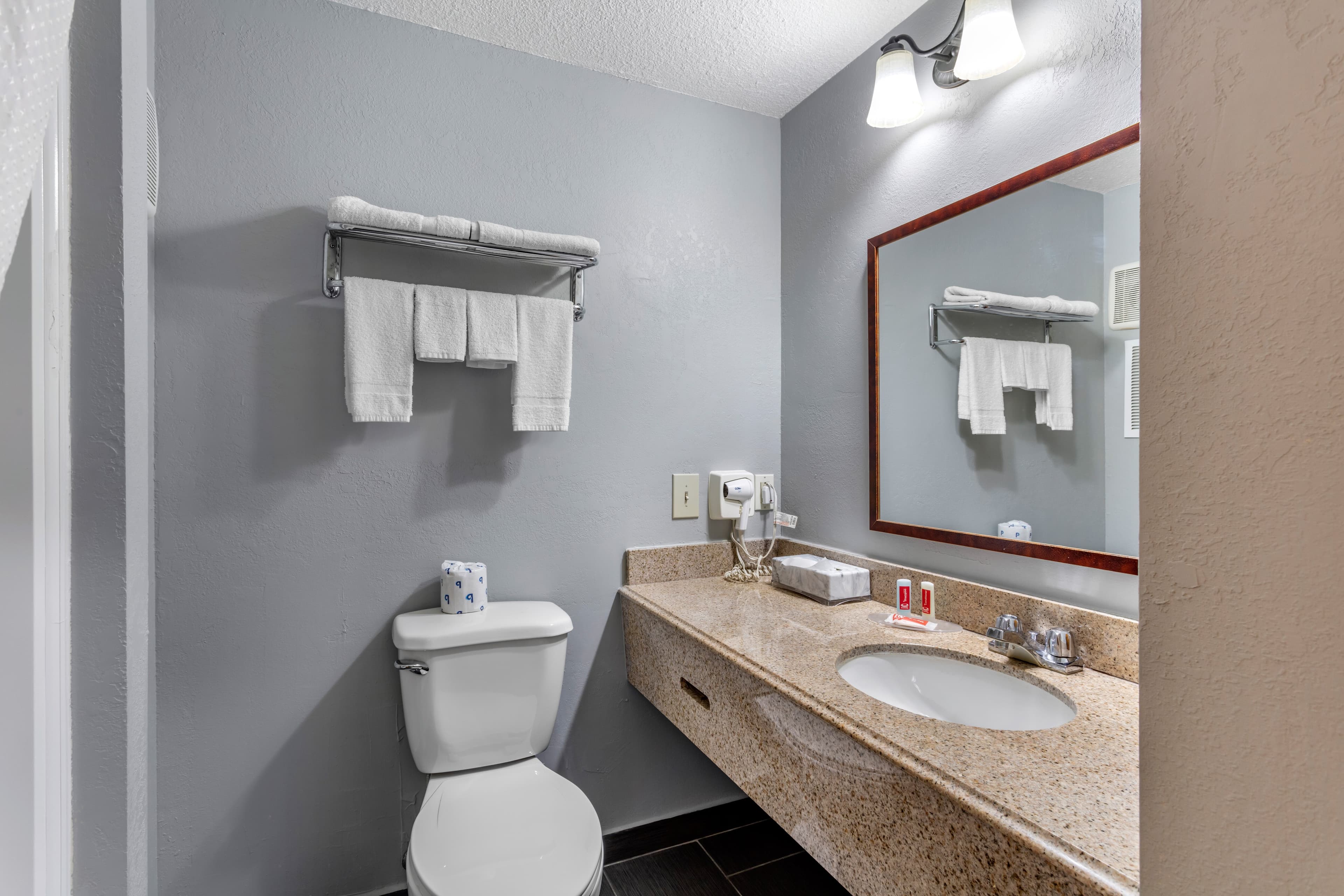 Econo Lodge Inn & Suites Old Saybrook - Westbrook — 10